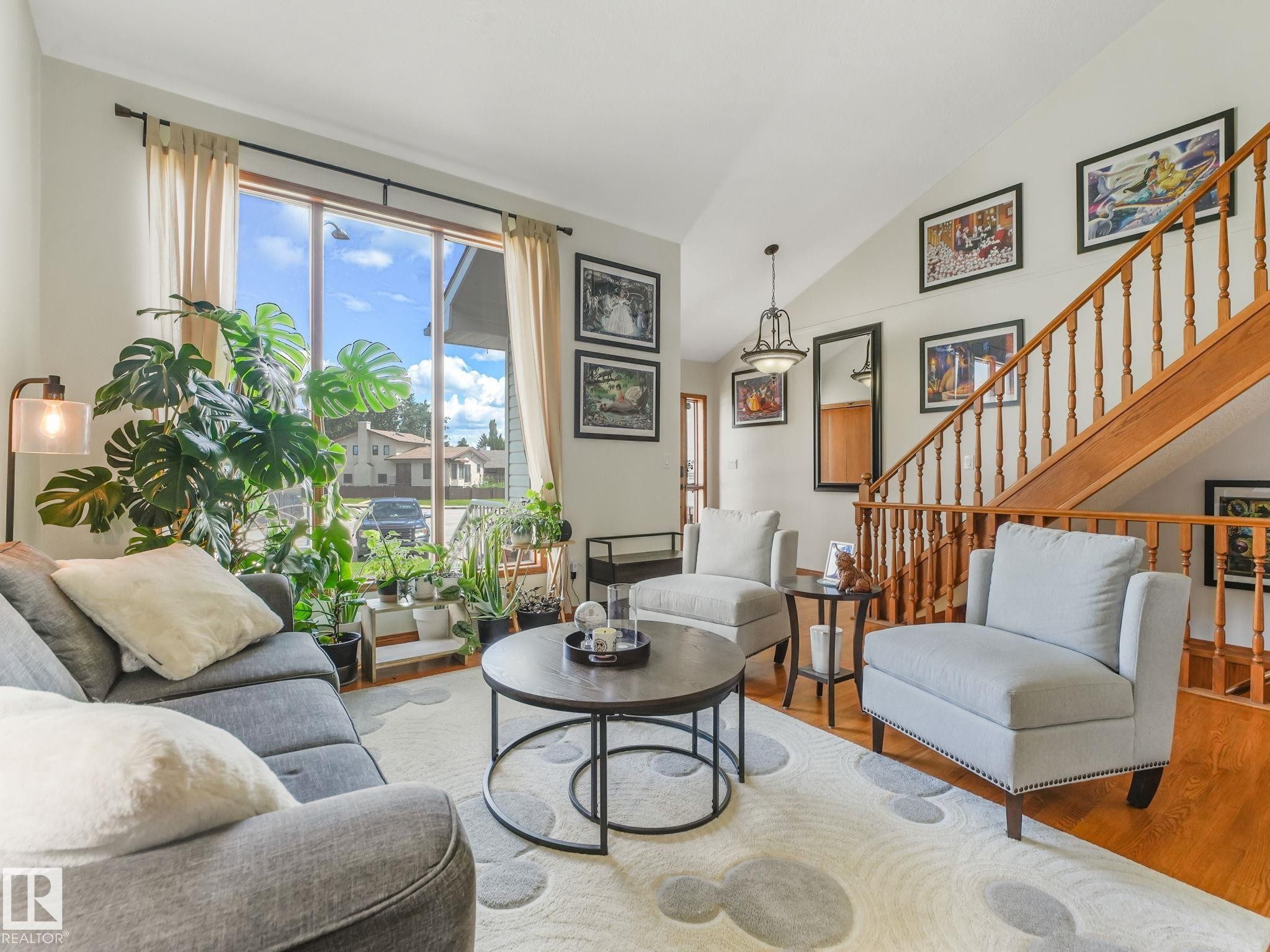 2824 37 Street Nw, Edmonton, AB - Indoor Photo Showing Living Room