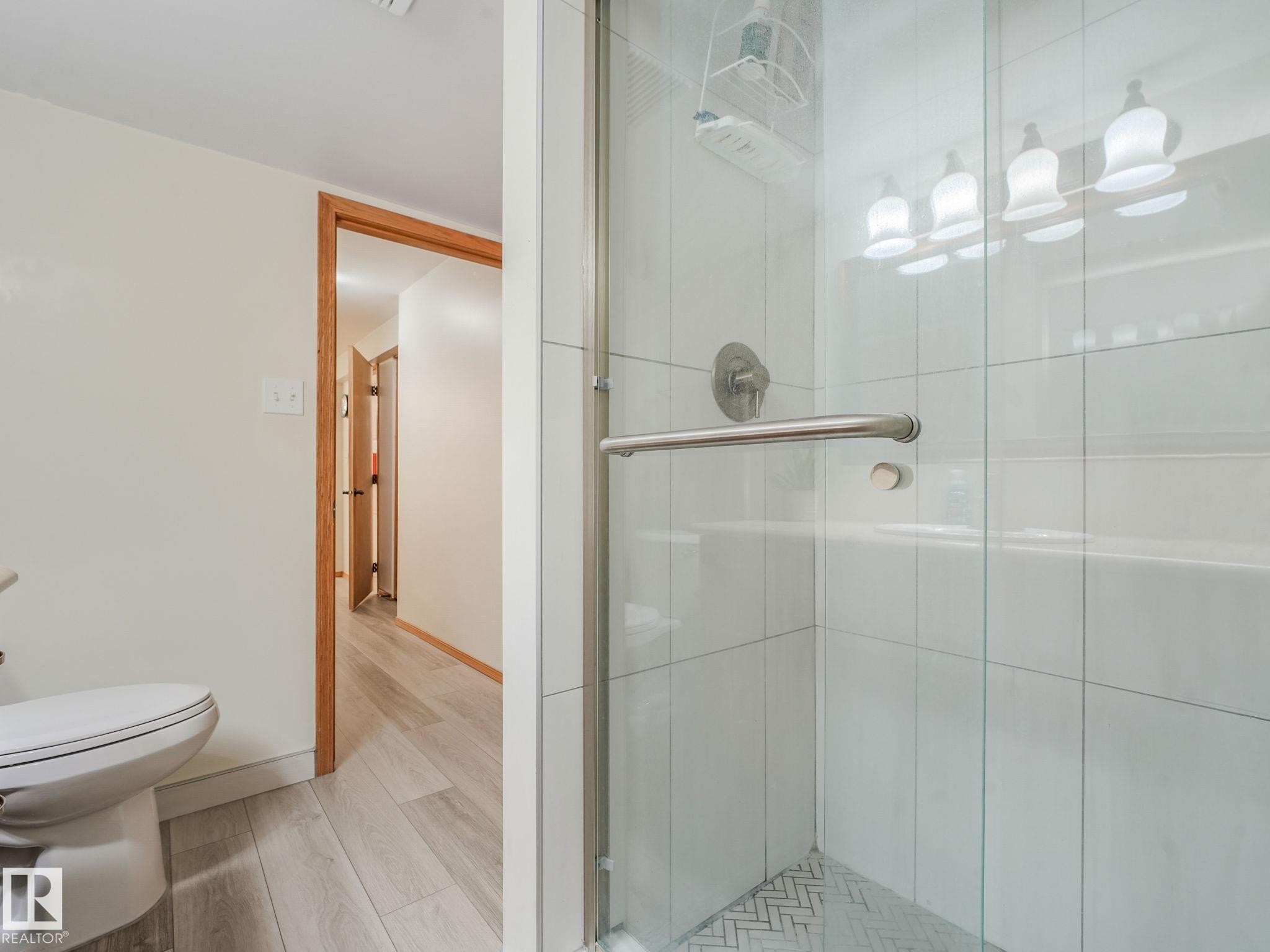 2824 37 Street Nw, Edmonton, AB - Indoor Photo Showing Bathroom