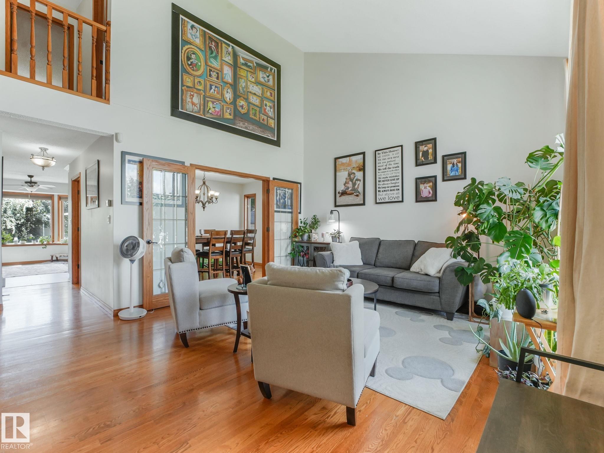 2824 37 Street Nw, Edmonton, AB - Indoor Photo Showing Living Room