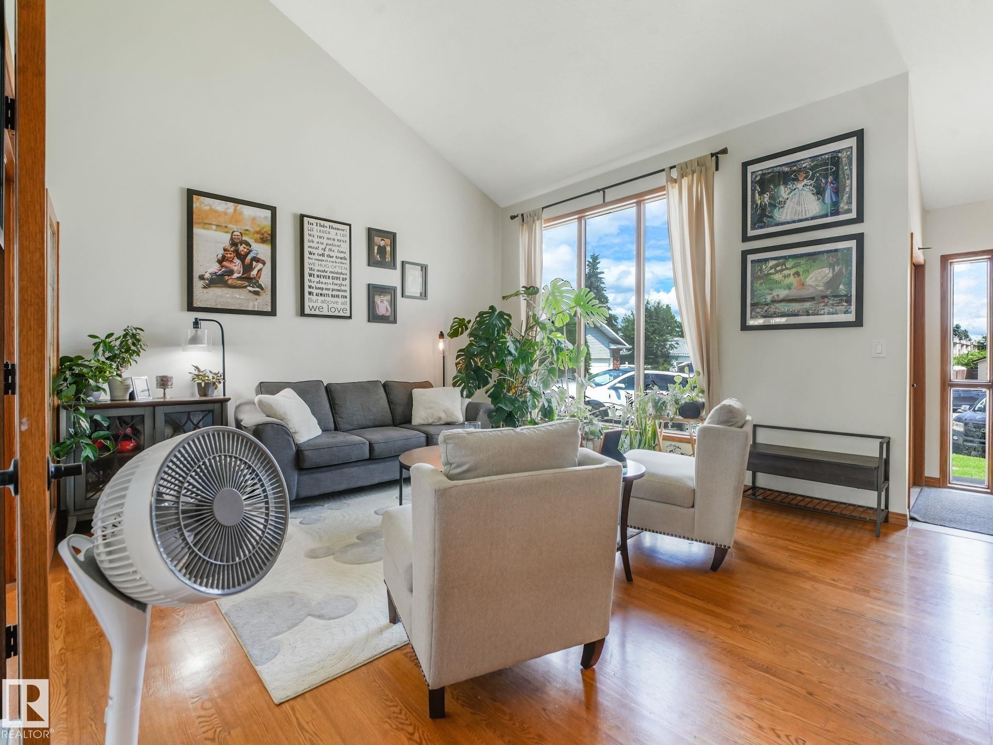 2824 37 Street Nw, Edmonton, AB - Indoor Photo Showing Living Room