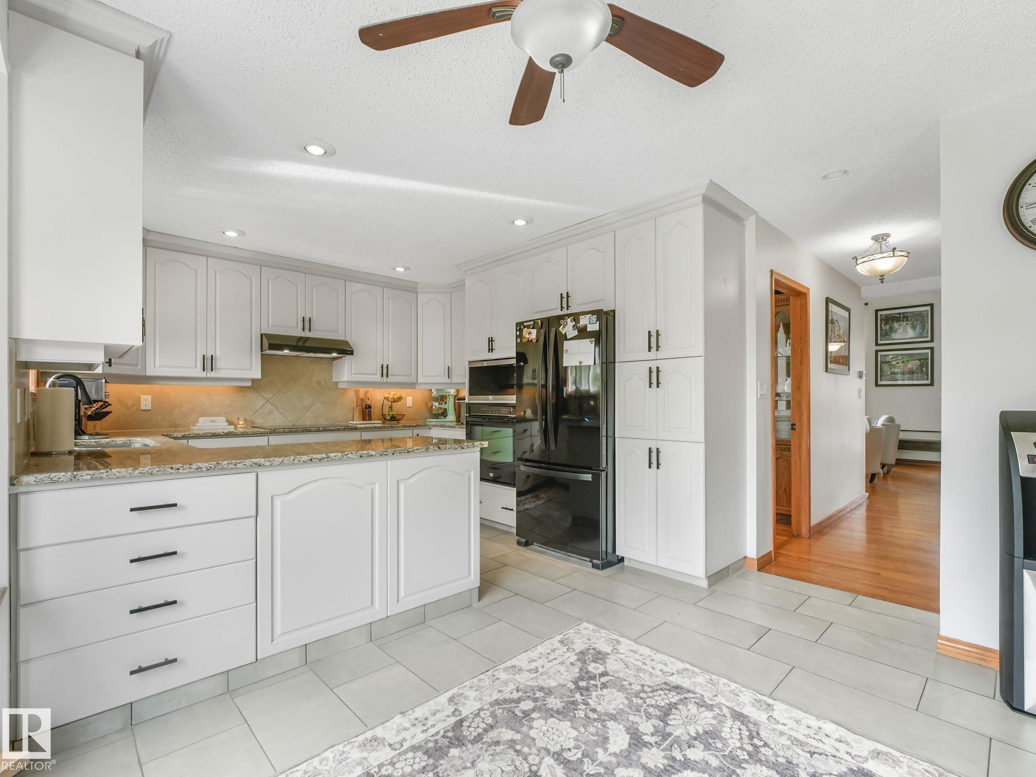 2824 37 Street Nw, Edmonton, AB - Indoor Photo Showing Kitchen