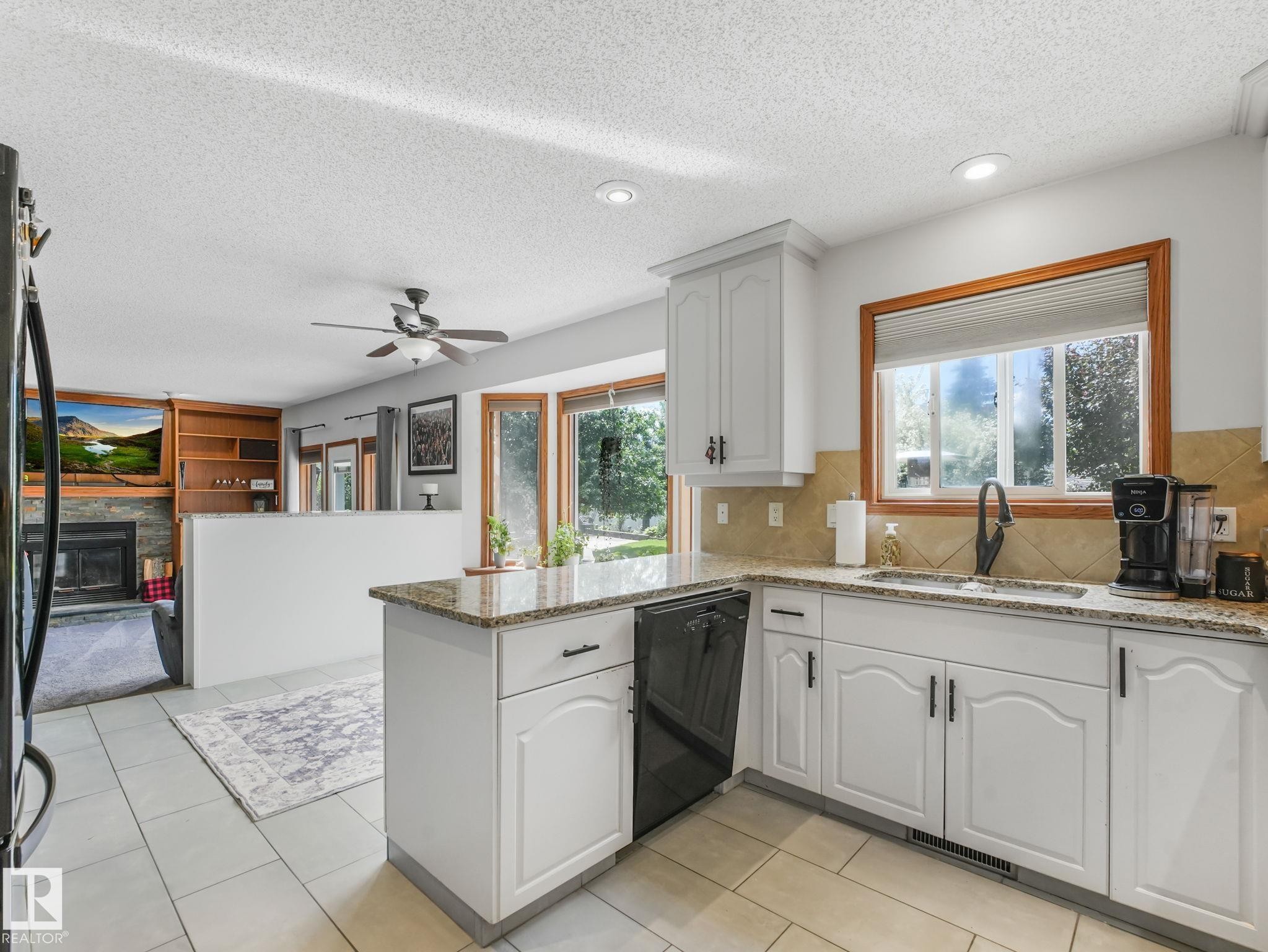 2824 37 Street Nw, Edmonton, AB - Indoor Photo Showing Kitchen