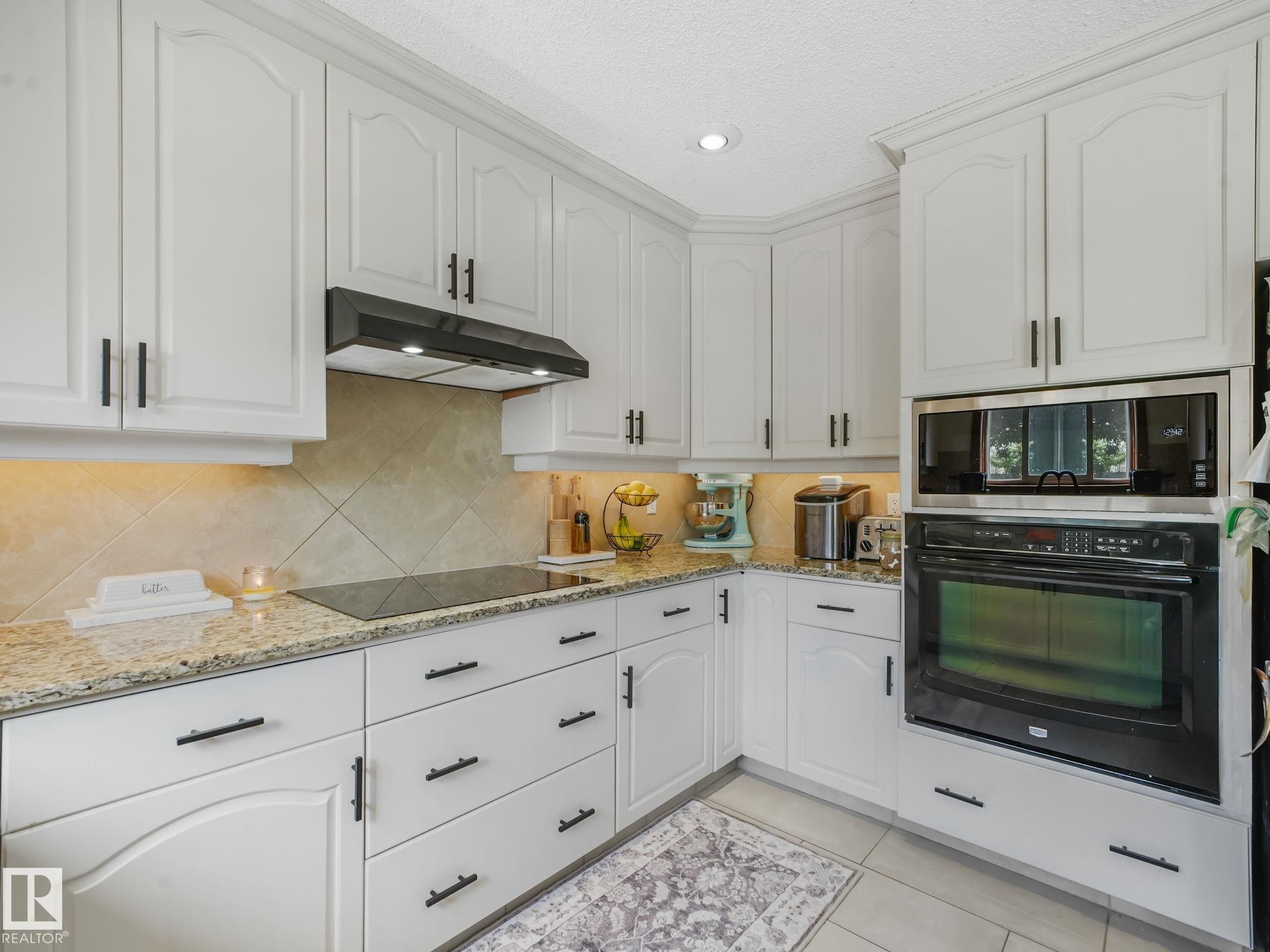 2824 37 Street Nw, Edmonton, AB - Indoor Photo Showing Kitchen