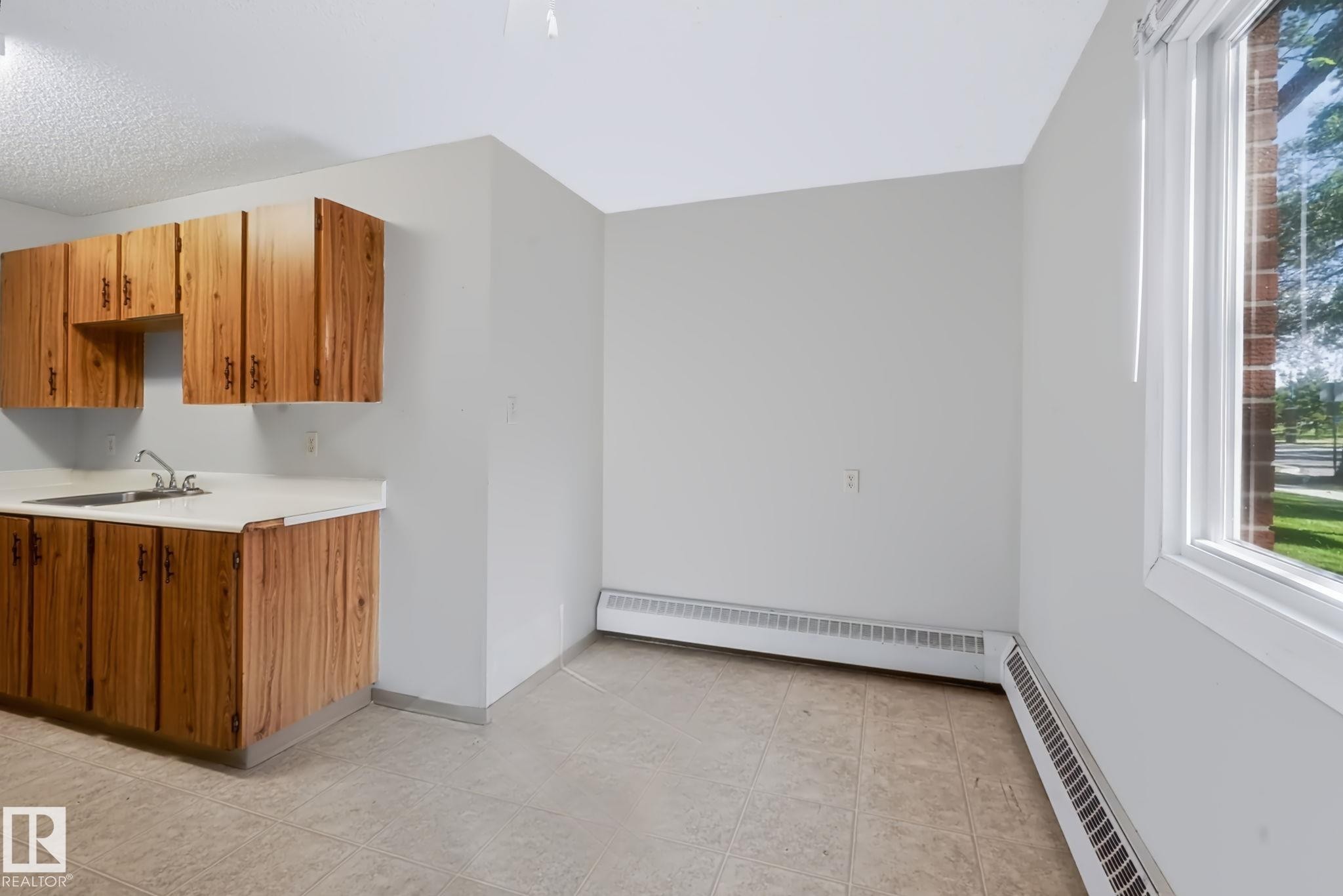 #101 10842 107 St Nw, Edmonton, AB - Indoor