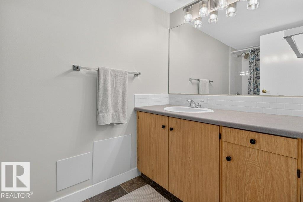 4 pce with updated plumbing - #804 11027 87 Av Nw, Edmonton, AB - Indoor Photo Showing Bathroom