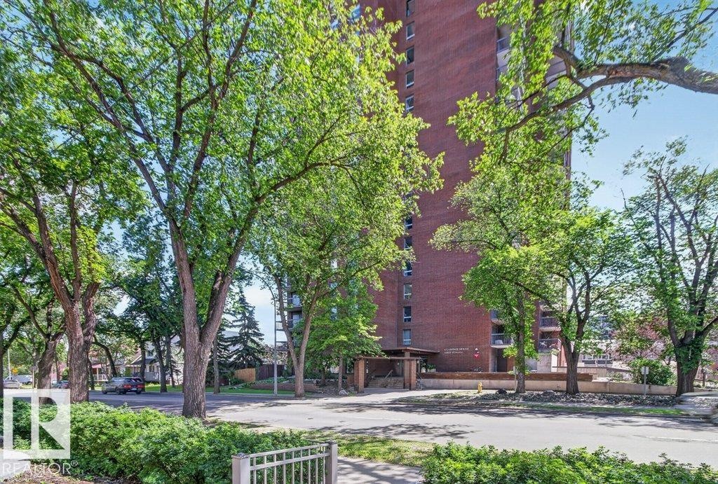 Beautiful tree lined street - #804 11027 87 Av Nw, Edmonton, AB - Outdoor
