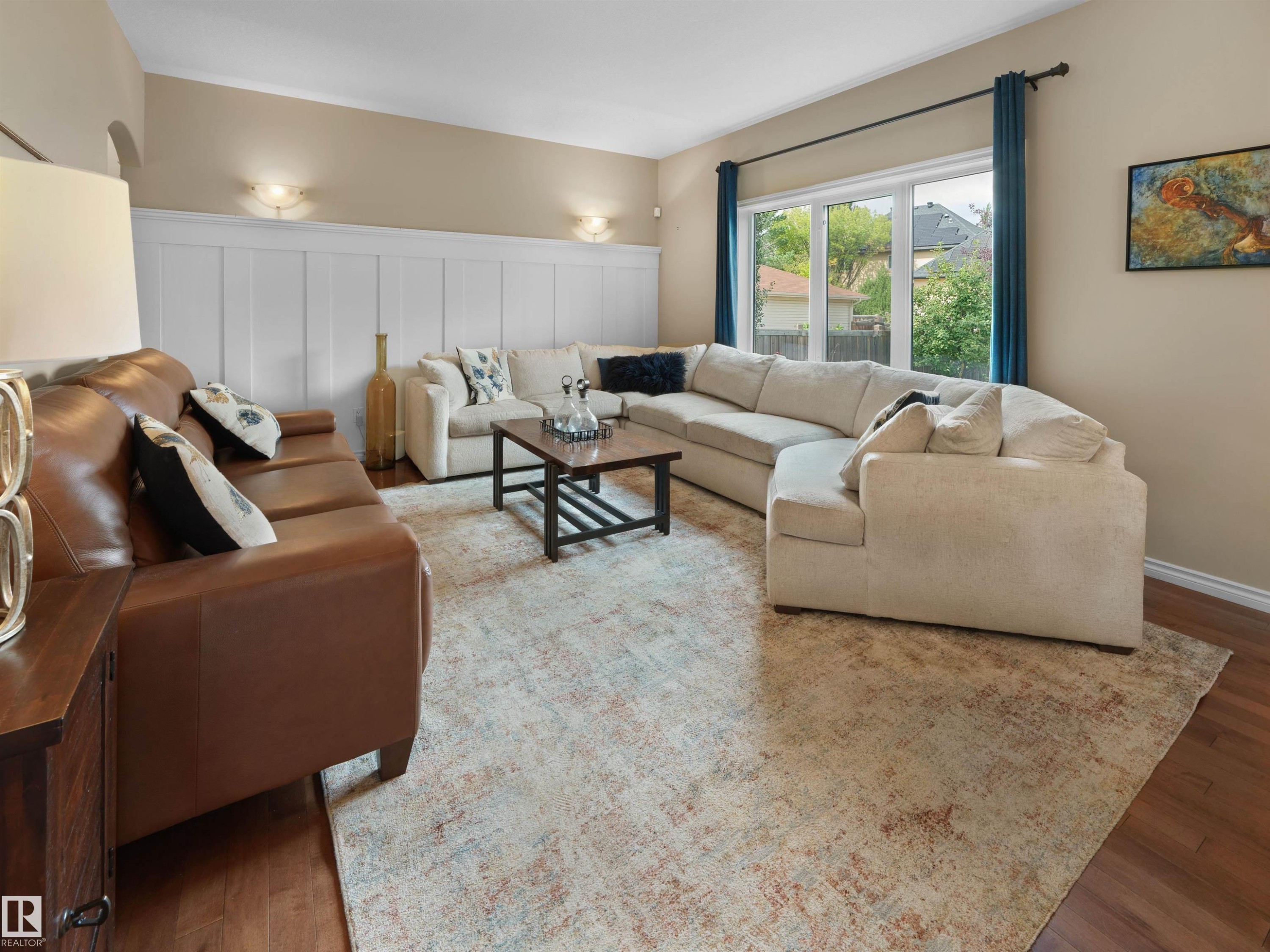 202 Saskatchewan Drive Nw, Edmonton, AB - Indoor Photo Showing Living Room