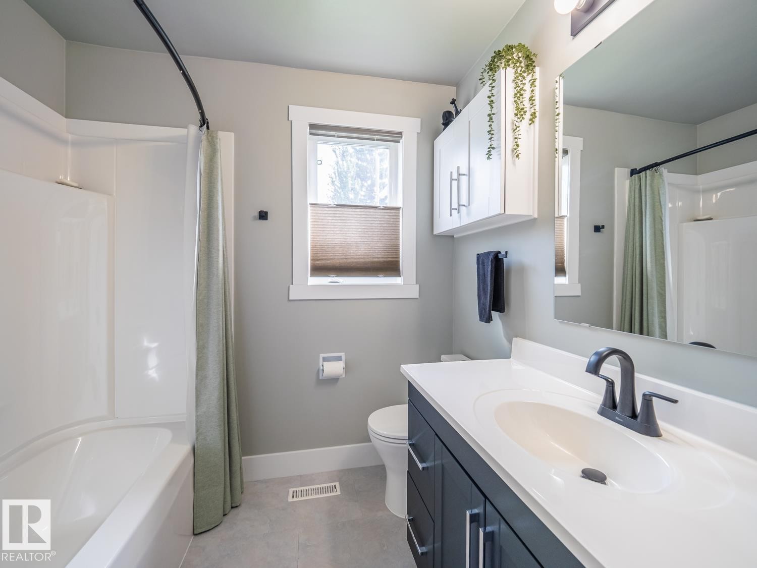 10511 68 Avenue Nw, Edmonton, AB - Indoor Photo Showing Bathroom