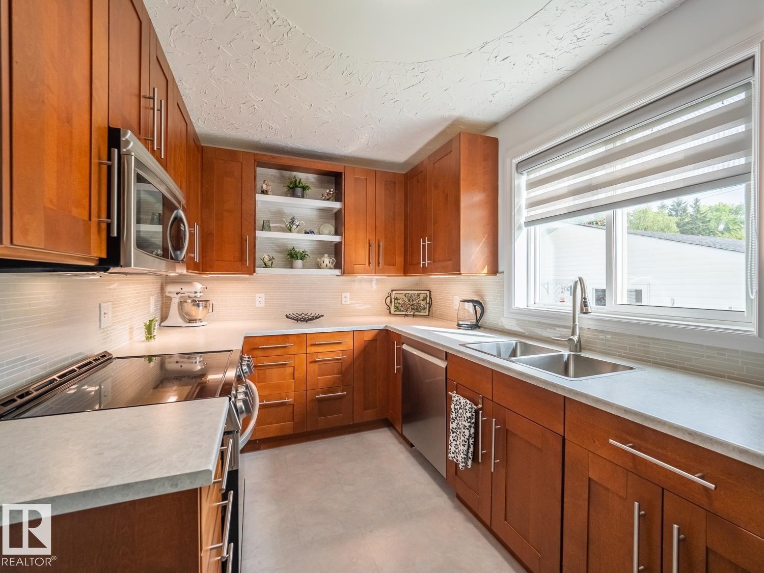 10511 68 Avenue Nw, Edmonton, AB - Indoor Photo Showing Kitchen With Double Sink