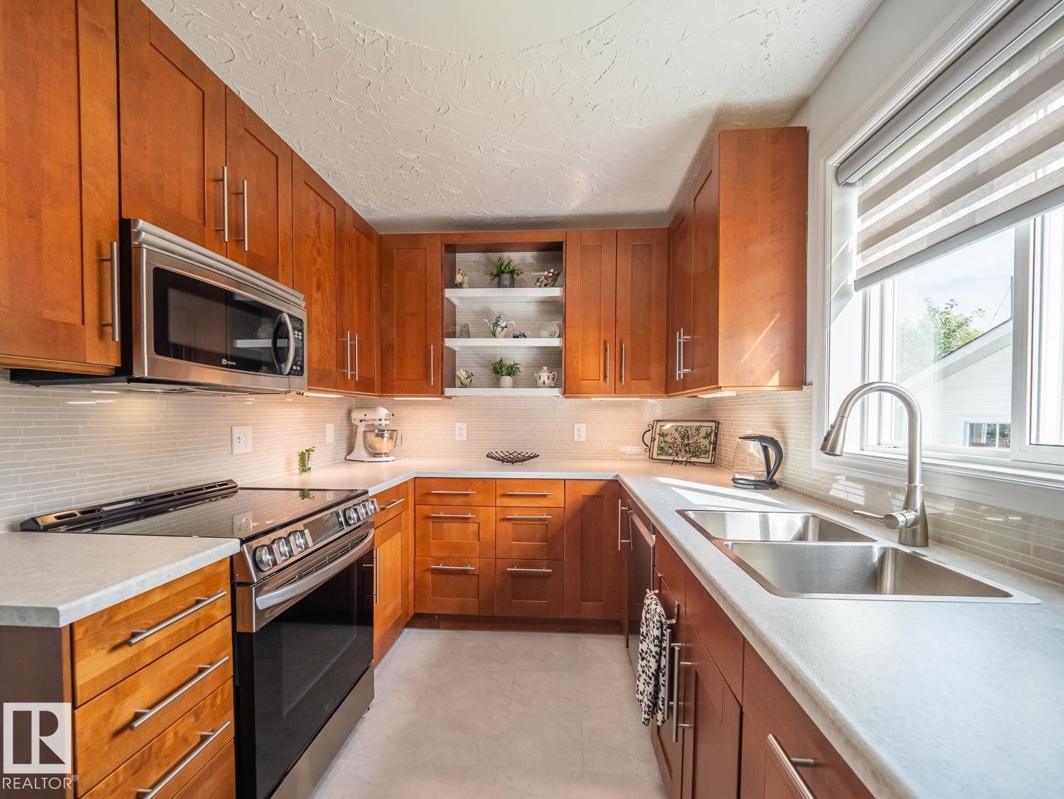 10511 68 Avenue Nw, Edmonton, AB - Indoor Photo Showing Kitchen With Double Sink