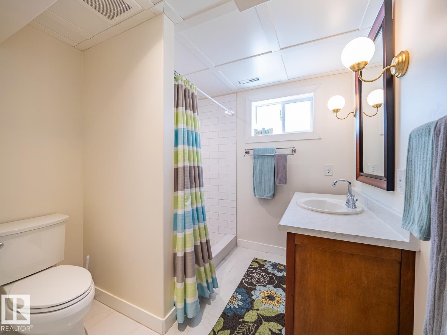 10511 68 Avenue Nw, Edmonton, AB - Indoor Photo Showing Bathroom