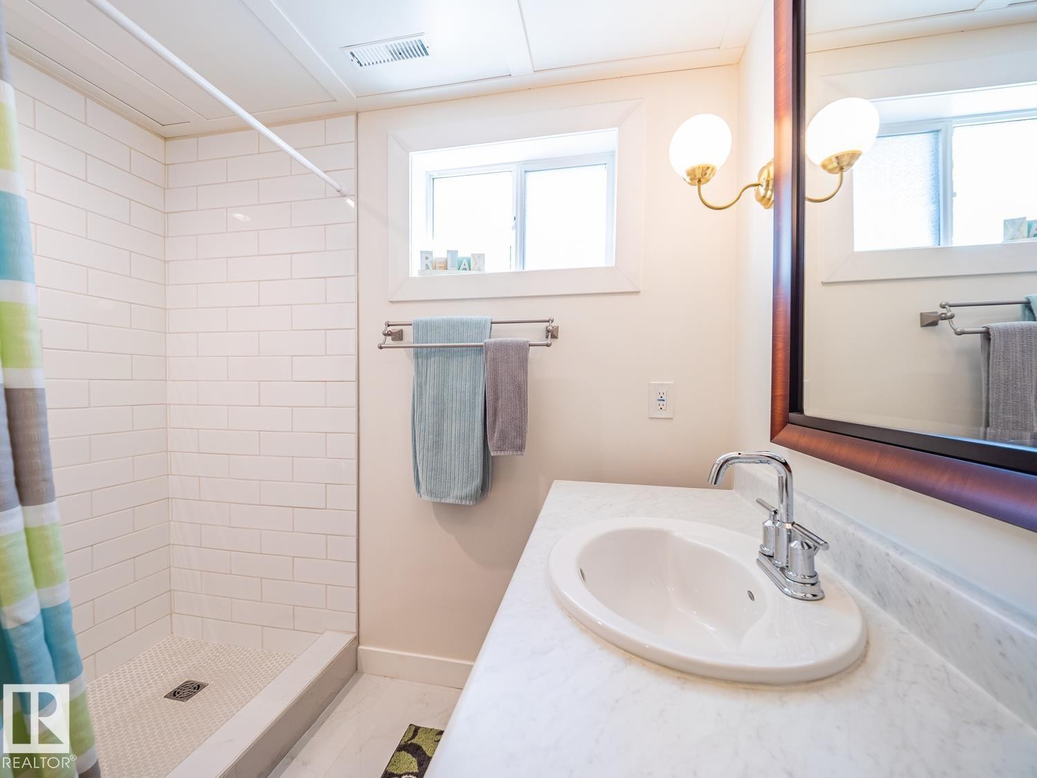 10511 68 Avenue Nw, Edmonton, AB - Indoor Photo Showing Bathroom
