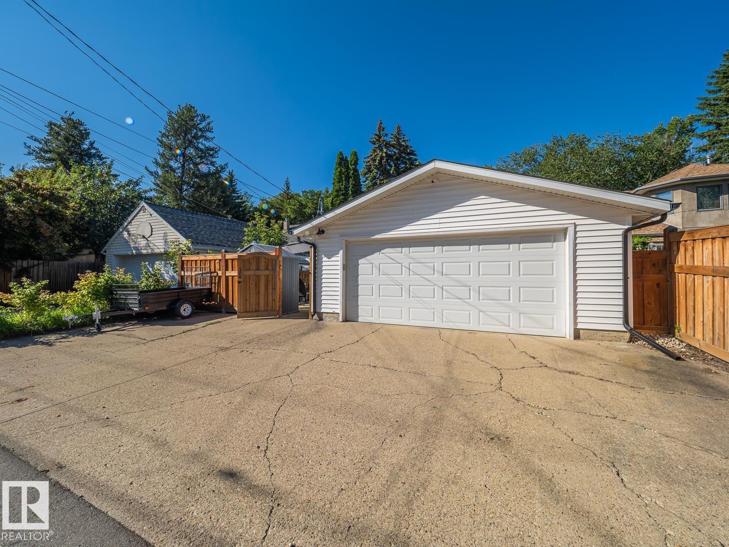 10511 68 Avenue Nw, Edmonton, AB - Outdoor