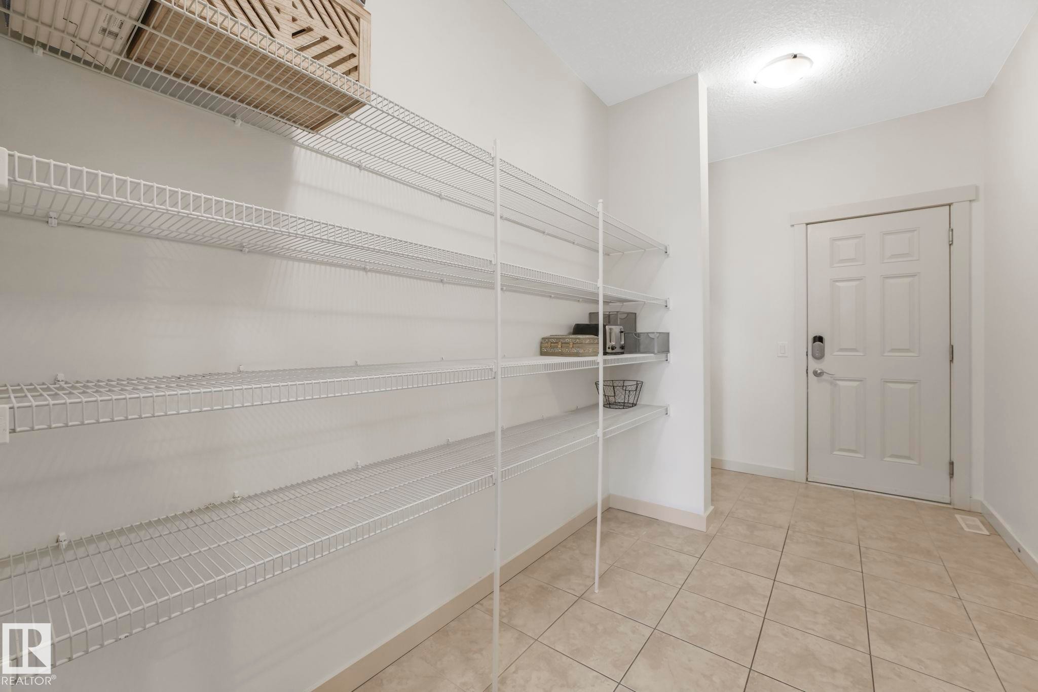 1548 36 Avenue Nw, Edmonton, AB - Indoor With Storage