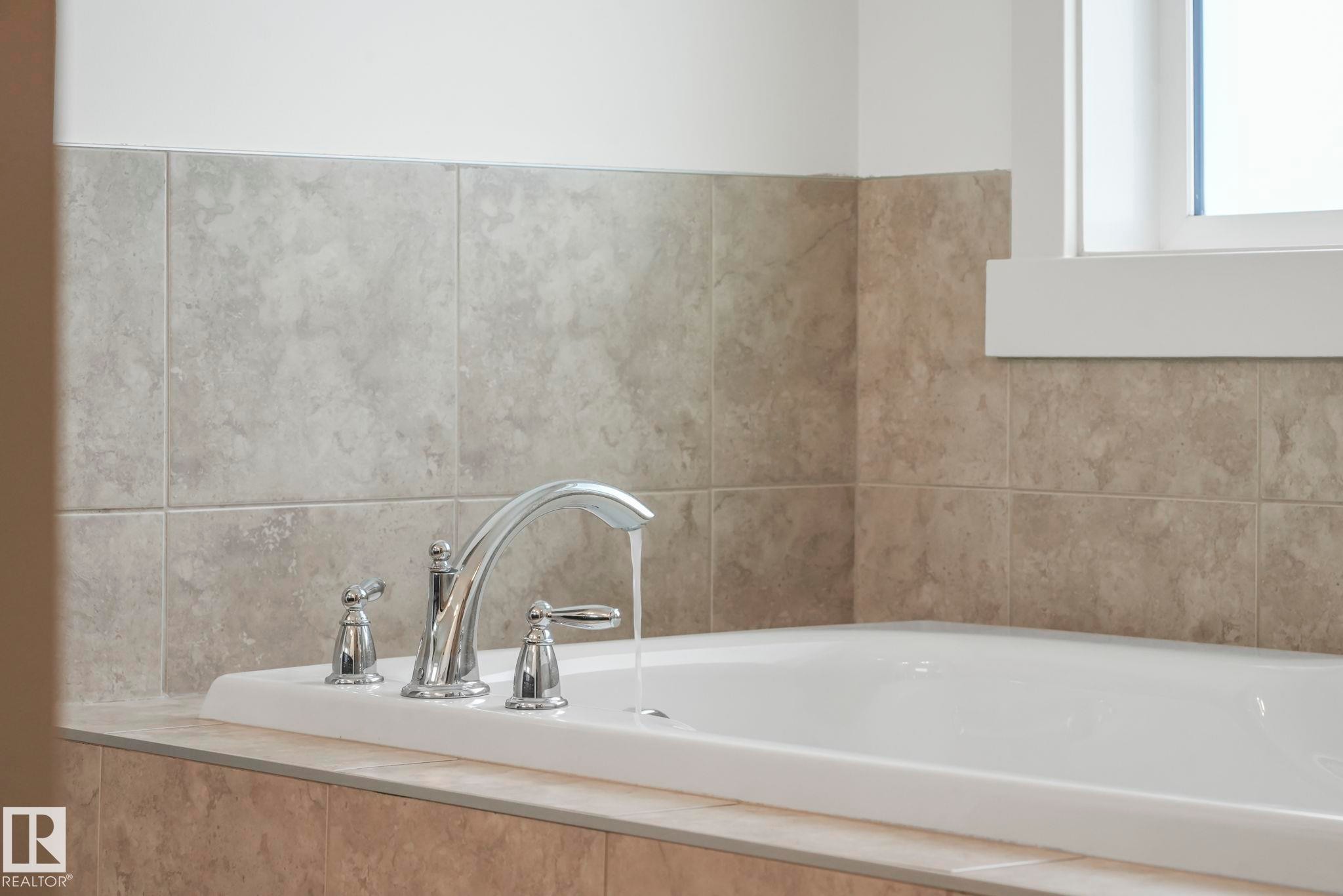 1548 36 Avenue Nw, Edmonton, AB - Indoor Photo Showing Bathroom
