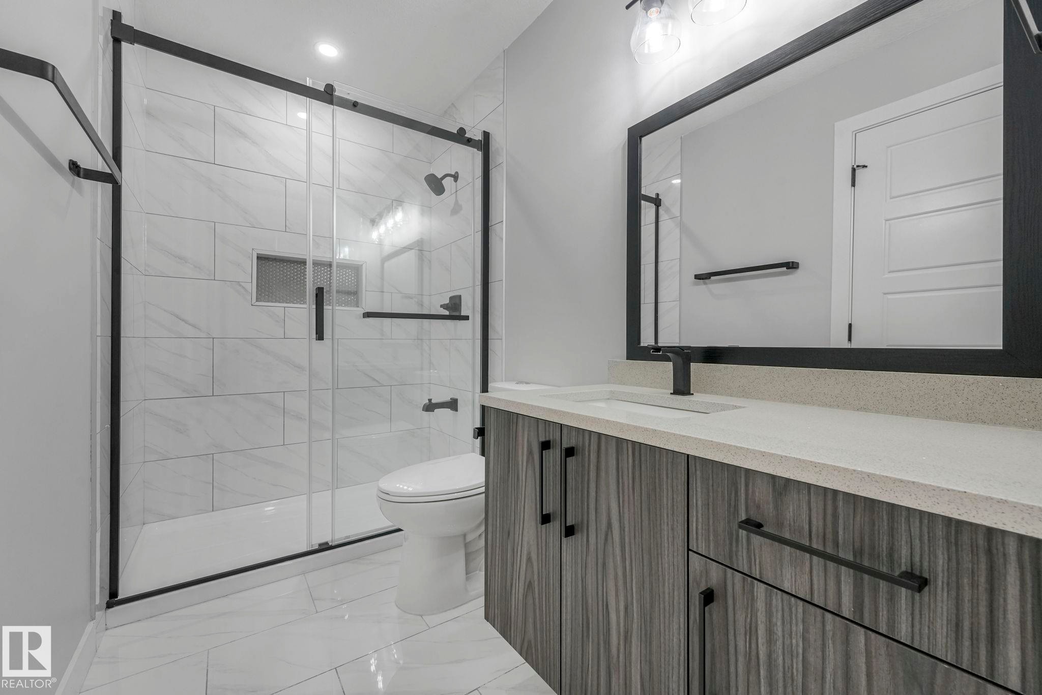 1548 36 Avenue Nw, Edmonton, AB - Indoor Photo Showing Bathroom