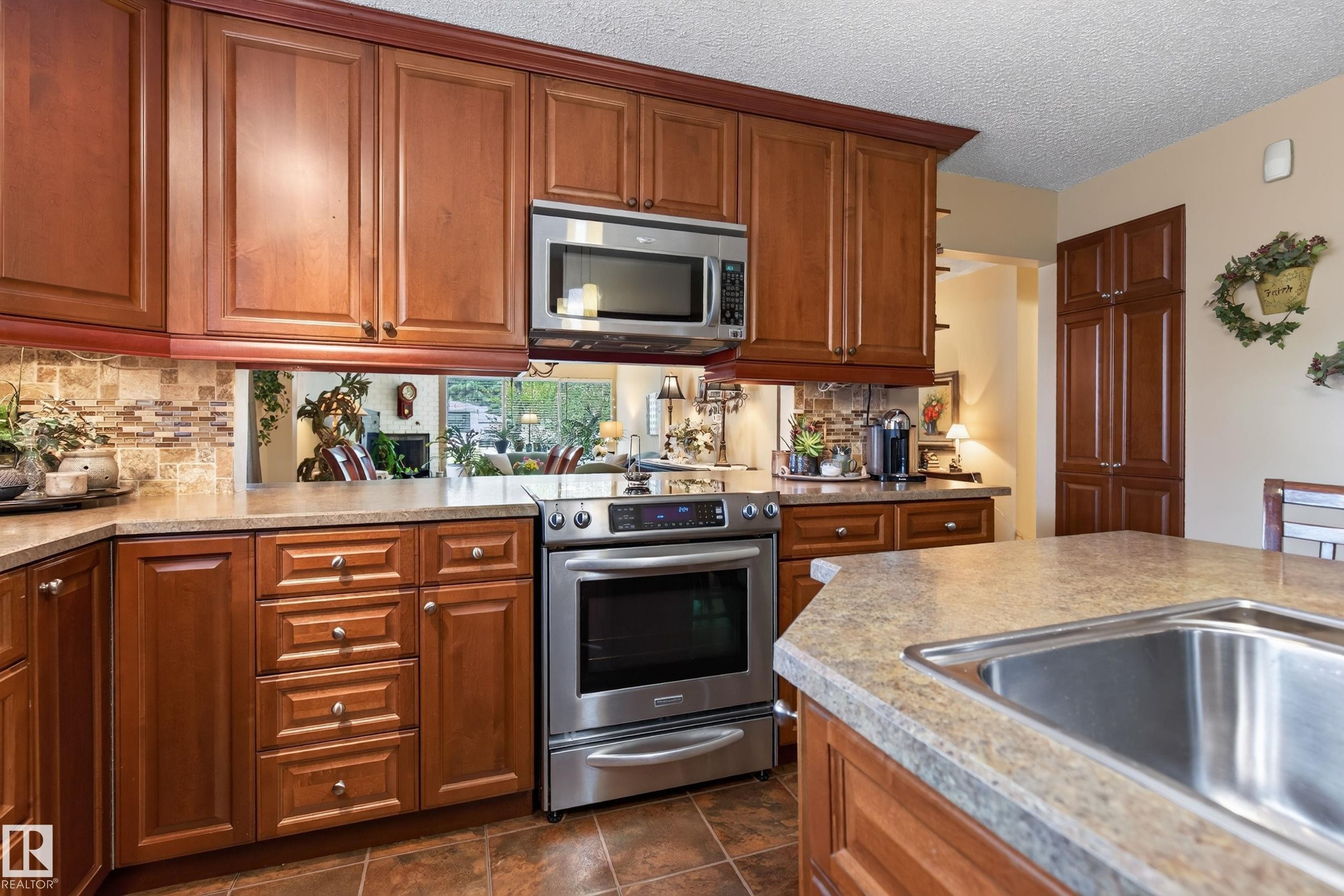 15 Linwood Crescent, St. Albert, AB - Indoor Photo Showing Kitchen