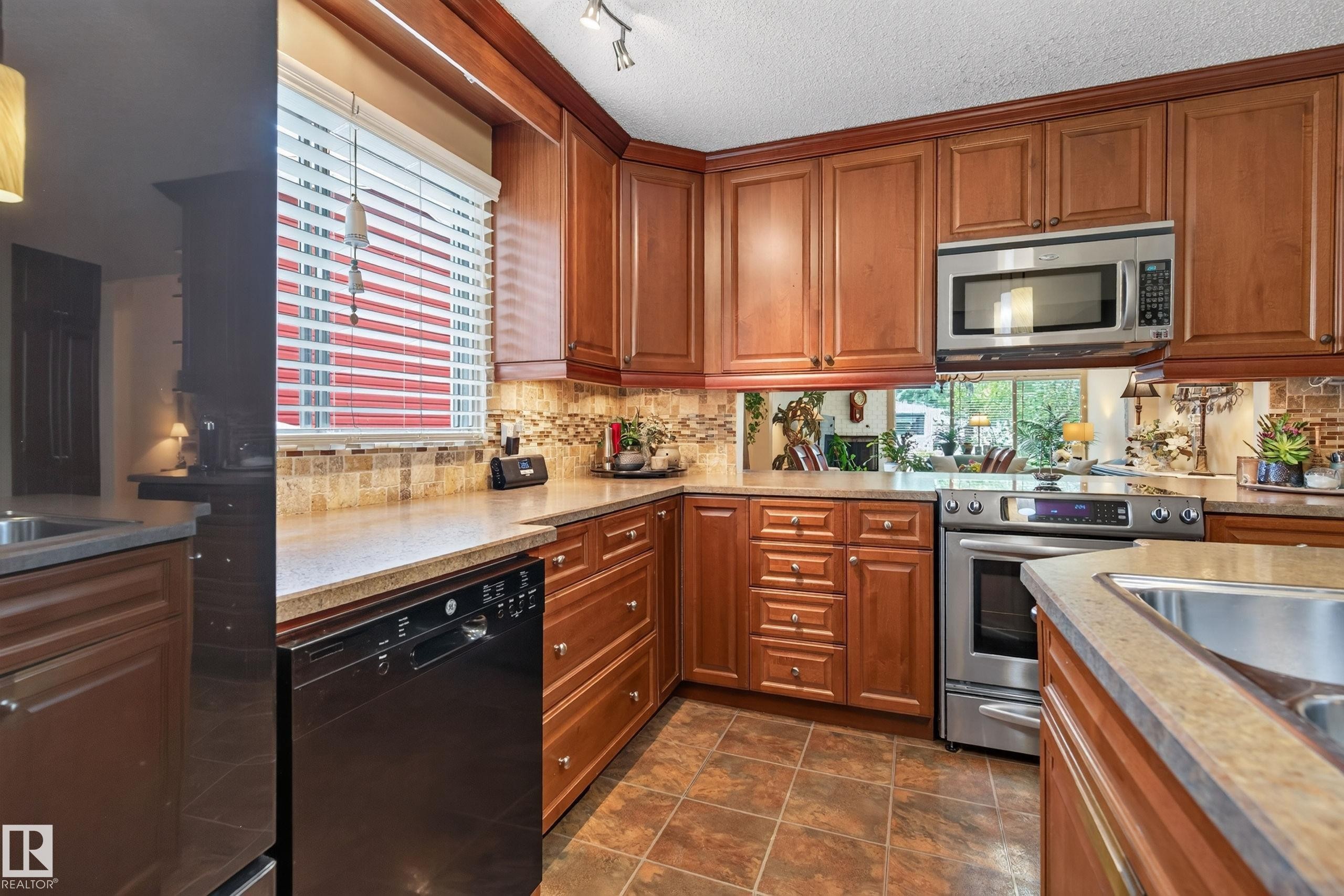 15 Linwood Crescent, St. Albert, AB - Indoor Photo Showing Kitchen
