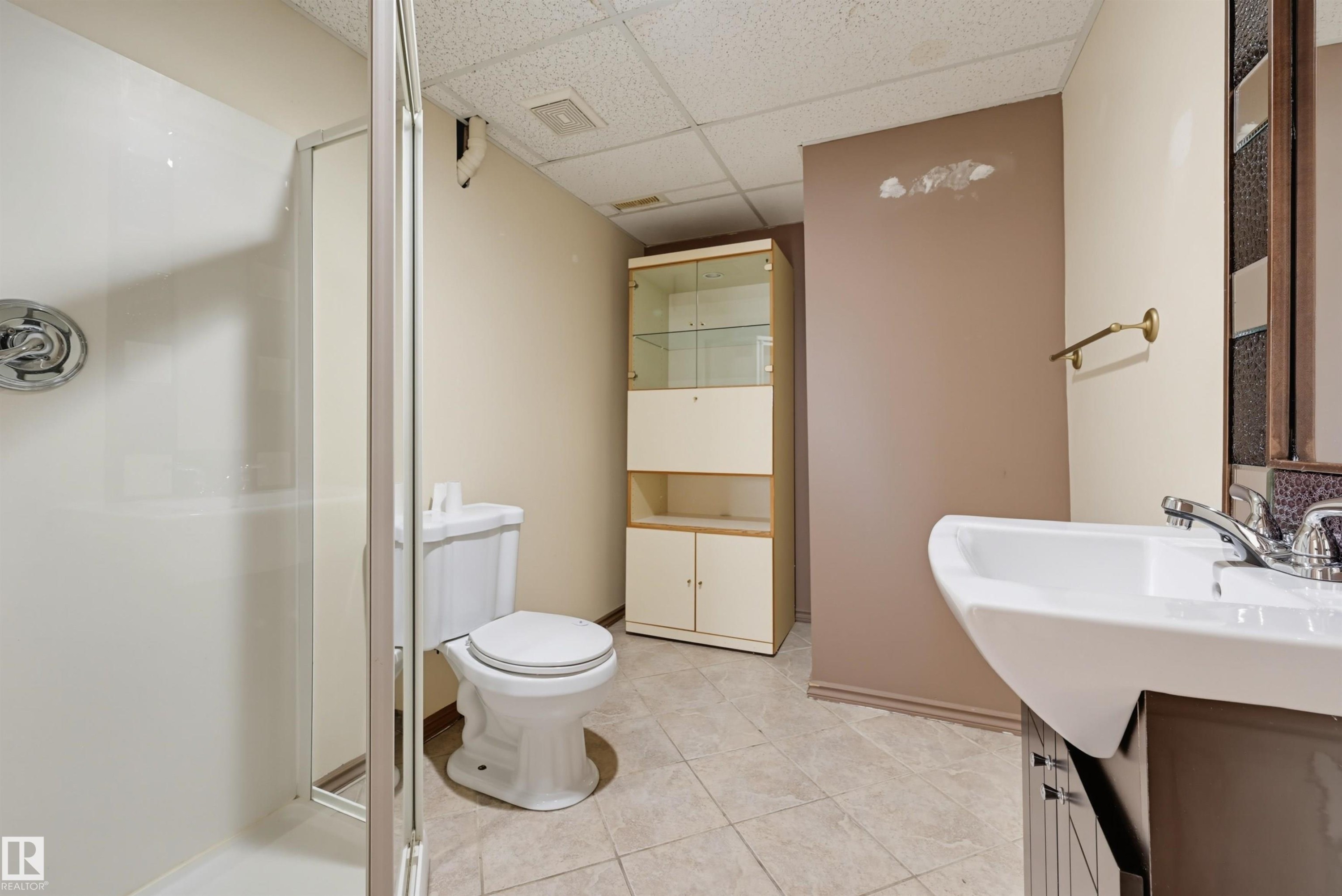 White ceramic tile flooring - 6768 39 Avenue Nw, Edmonton, AB - Indoor Photo Showing Bathroom