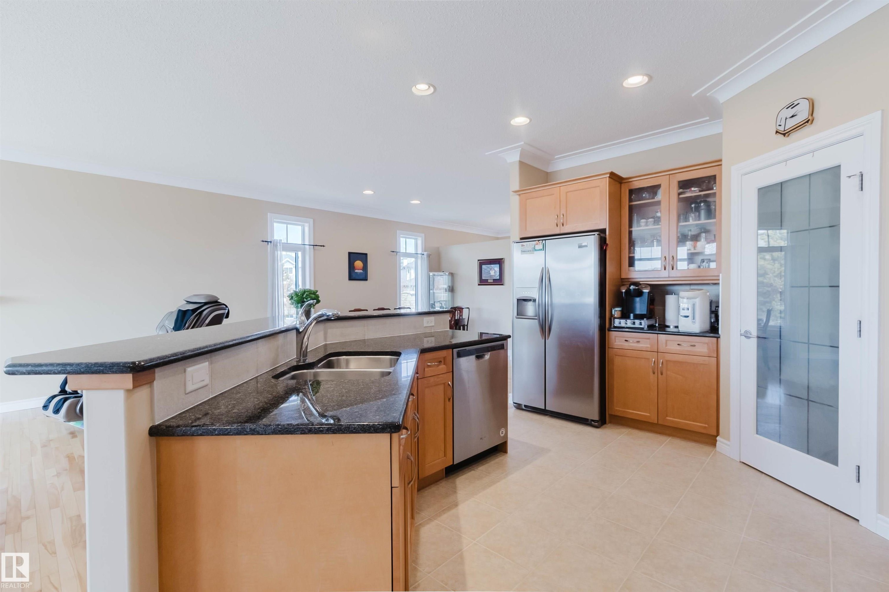 6604 Sandin Cove Nw, Edmonton, AB - Indoor Photo Showing Kitchen