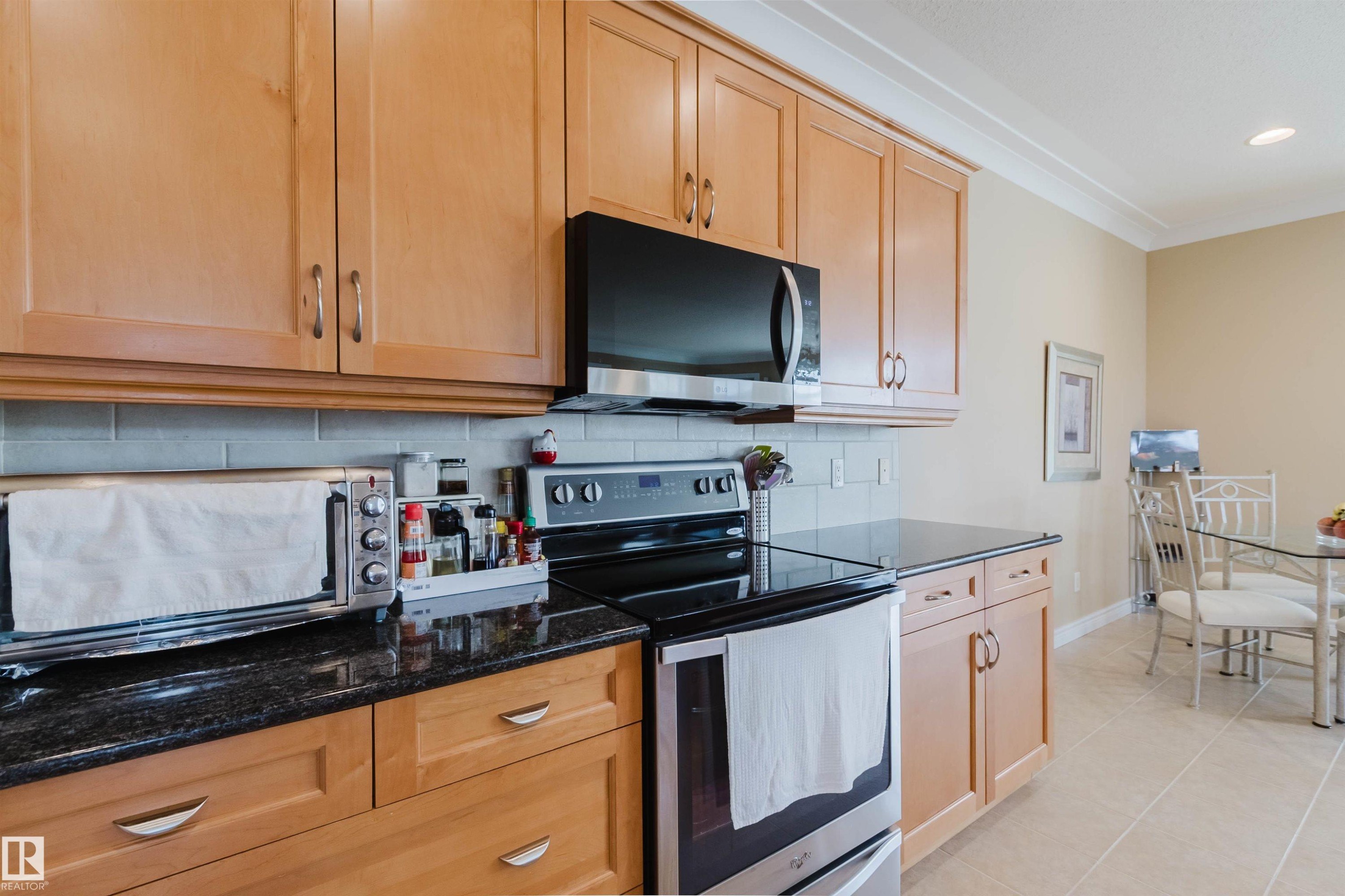 6604 Sandin Cove Nw, Edmonton, AB - Indoor Photo Showing Kitchen