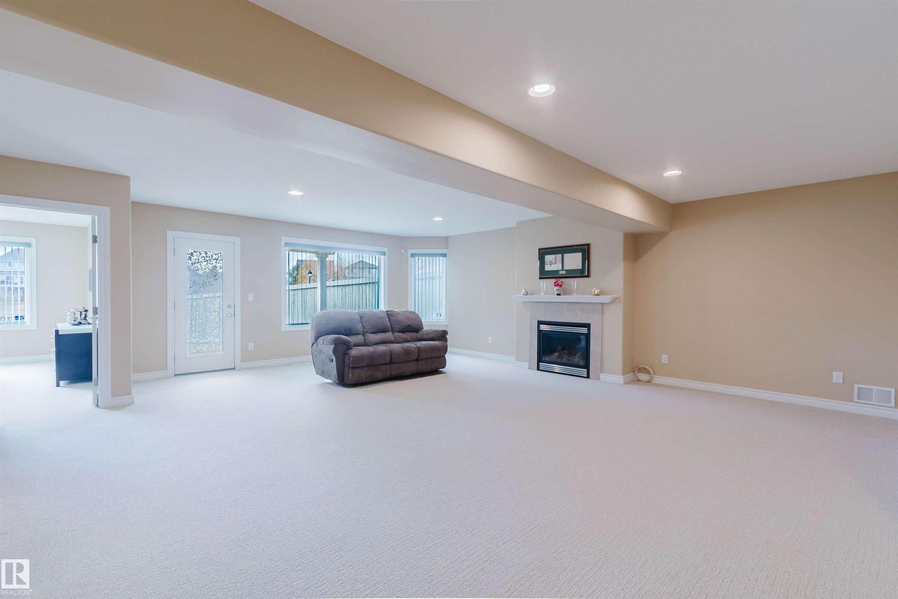 6604 Sandin Cove Nw, Edmonton, AB - Indoor With Fireplace