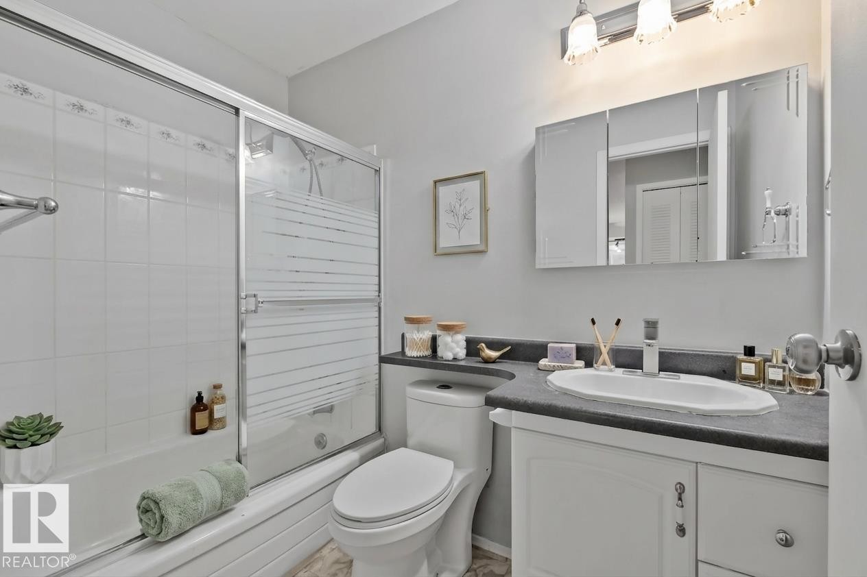 5111 40 Avenue Nw, Edmonton, AB - Indoor Photo Showing Bathroom