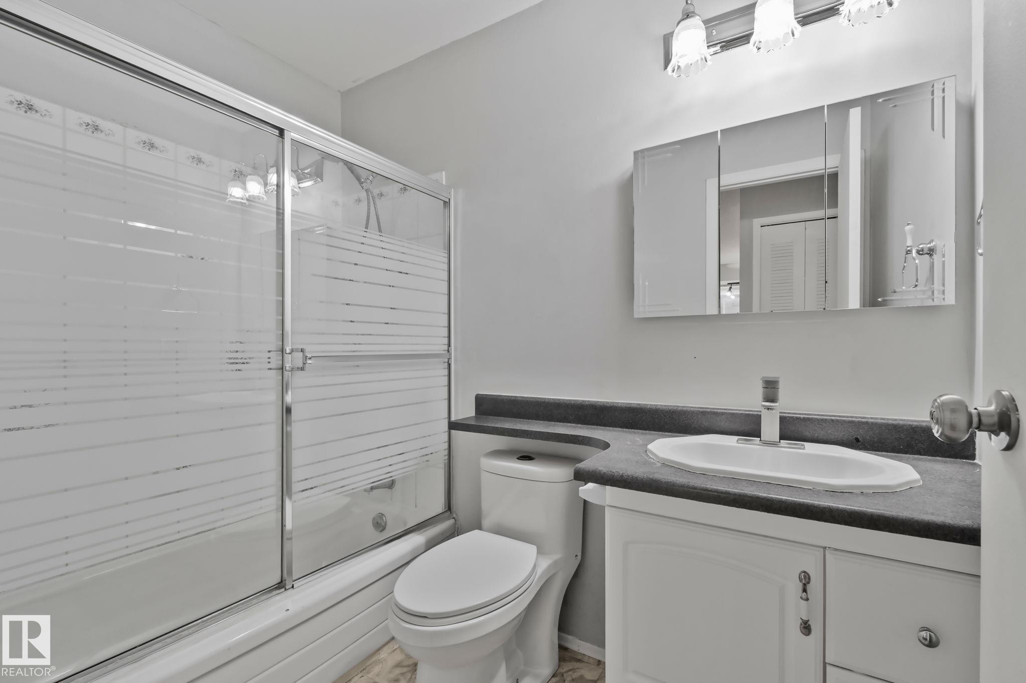 5111 40 Avenue Nw, Edmonton, AB - Indoor Photo Showing Bathroom
