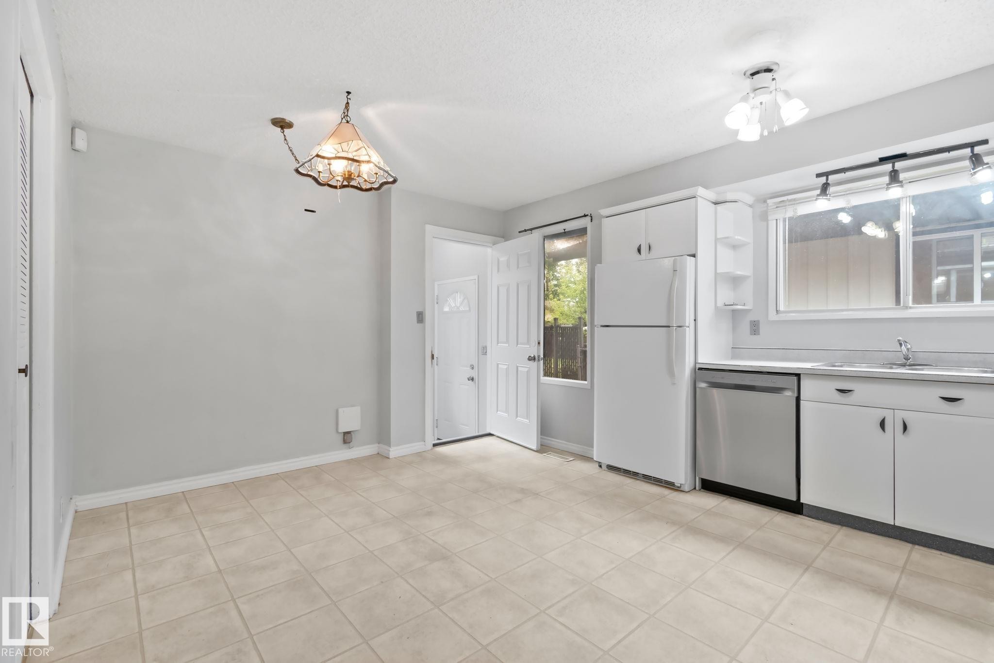 5111 40 Avenue Nw, Edmonton, AB - Indoor