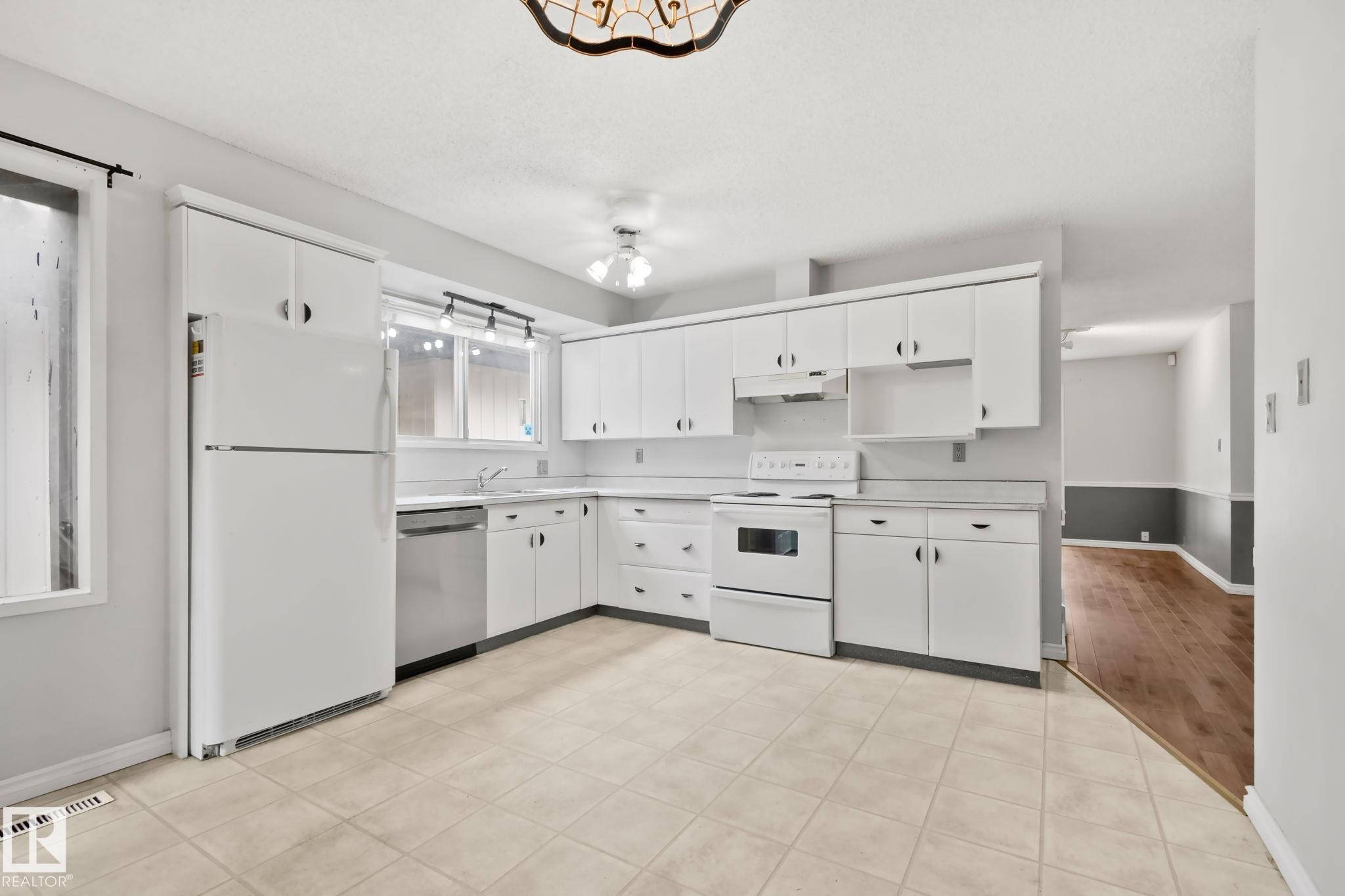 5111 40 Avenue Nw, Edmonton, AB - Indoor Photo Showing Kitchen