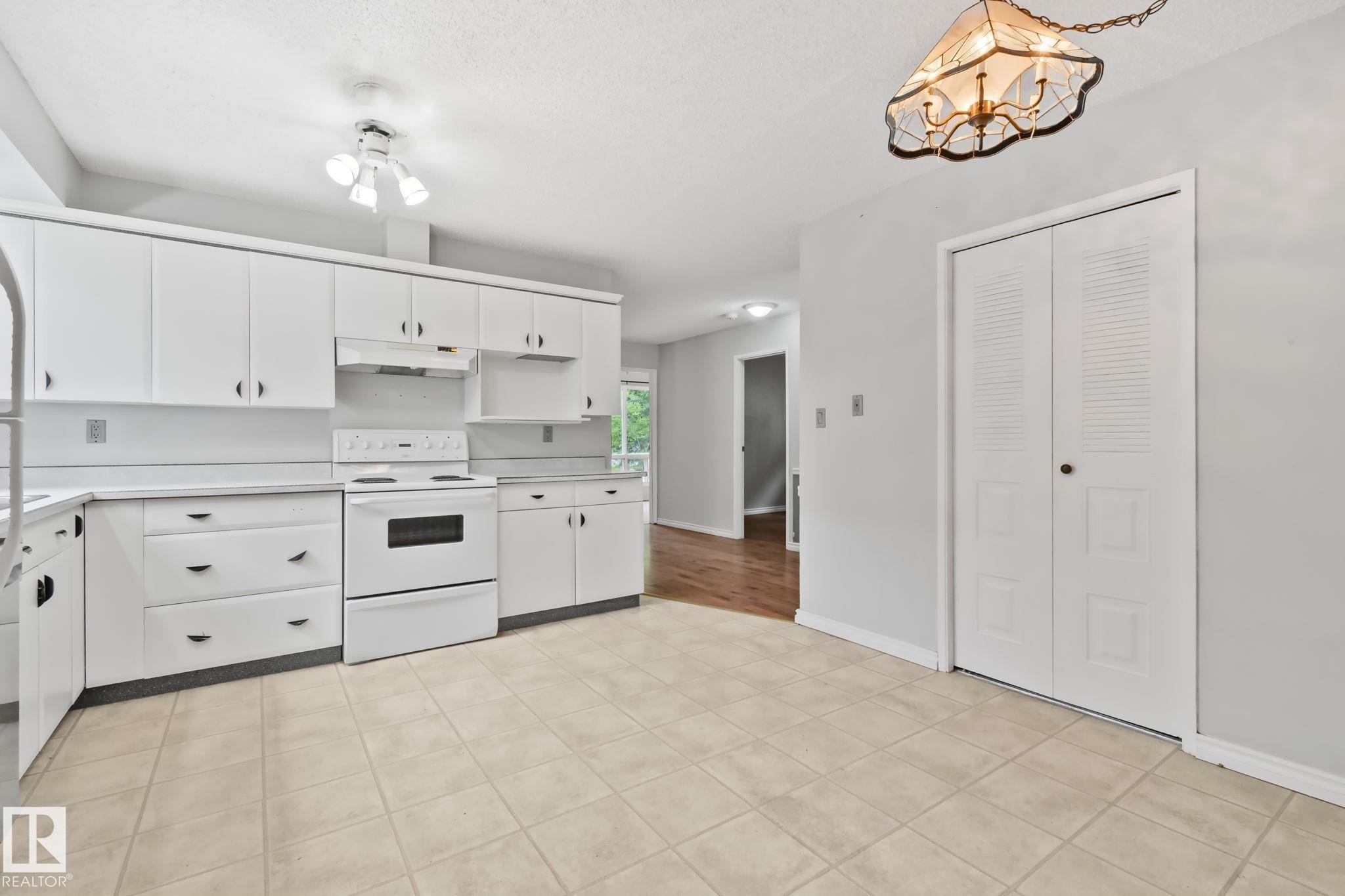 5111 40 Avenue Nw, Edmonton, AB - Indoor Photo Showing Kitchen