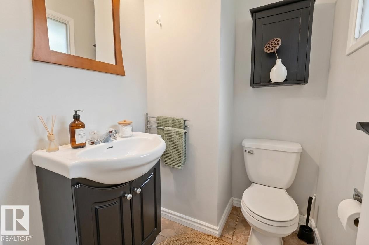5111 40 Avenue Nw, Edmonton, AB - Indoor Photo Showing Bathroom