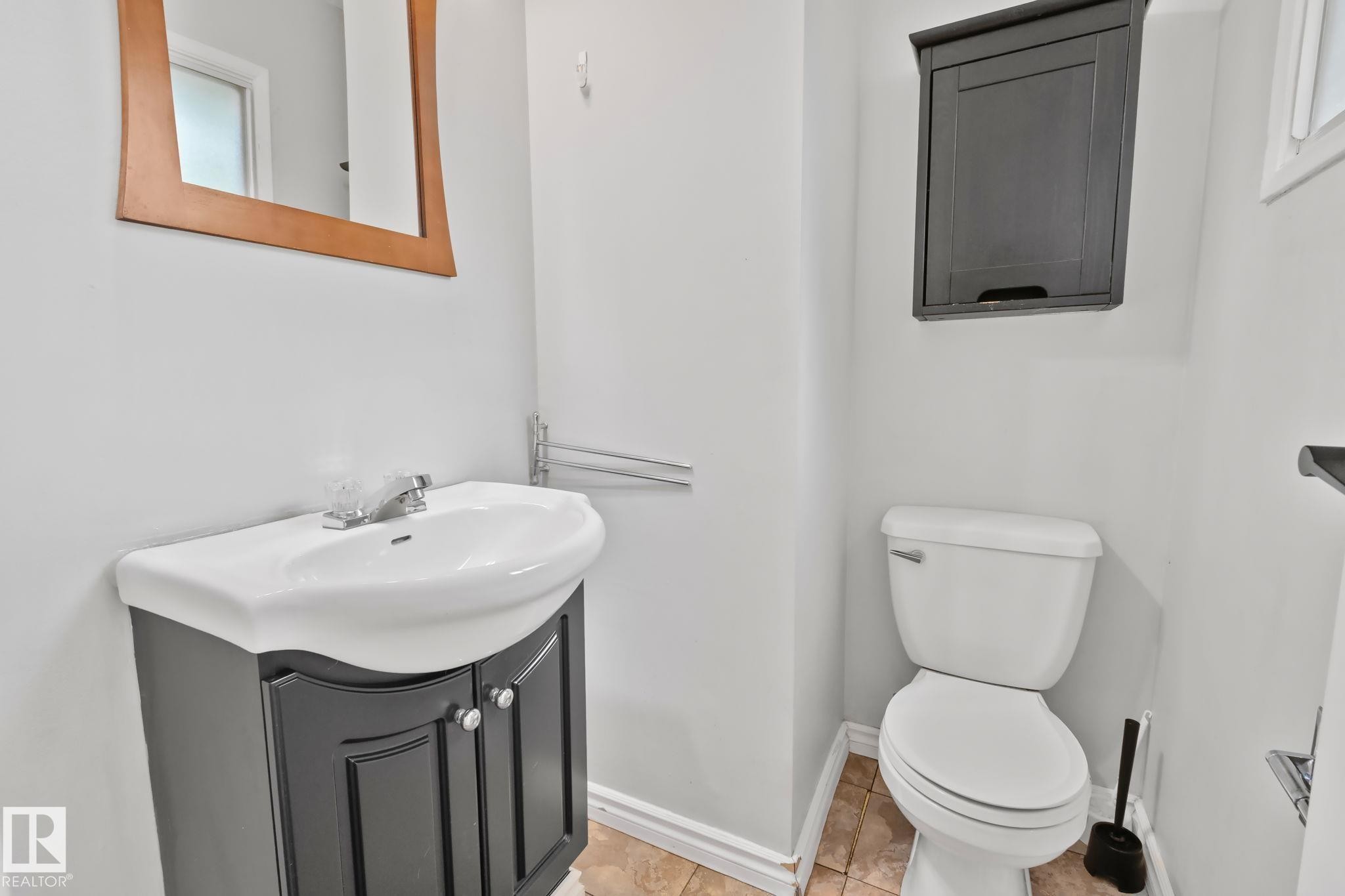 5111 40 Avenue Nw, Edmonton, AB - Indoor Photo Showing Bathroom