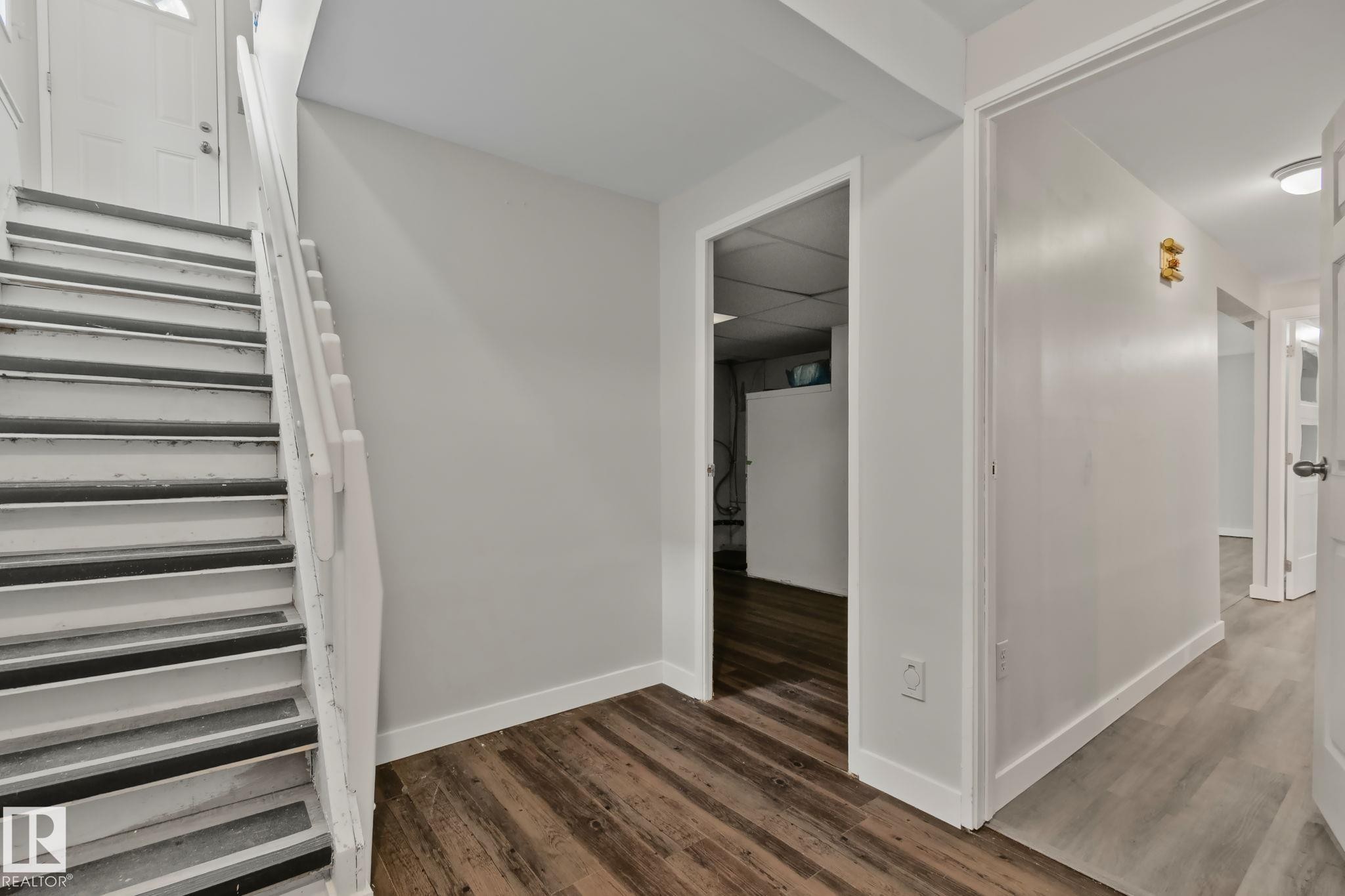 5111 40 Avenue Nw, Edmonton, AB - Indoor Photo Showing Other Room