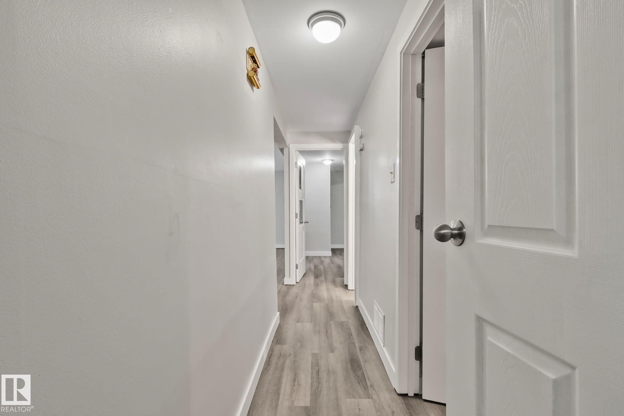 5111 40 Avenue Nw, Edmonton, AB - Indoor