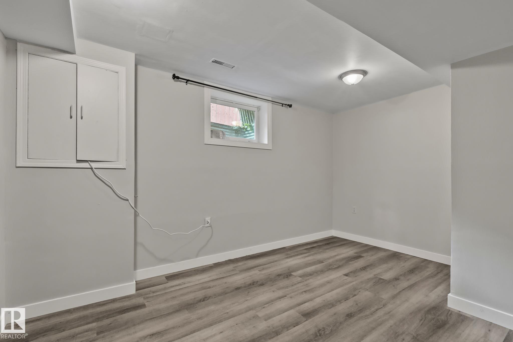 5111 40 Avenue Nw, Edmonton, AB - Indoor Photo Showing Other Room