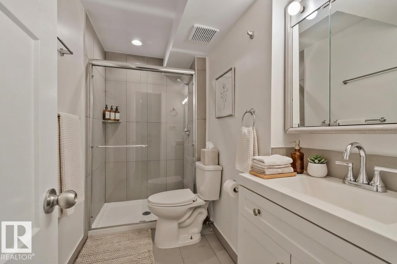 5111 40 Avenue Nw, Edmonton, AB - Indoor Photo Showing Bathroom