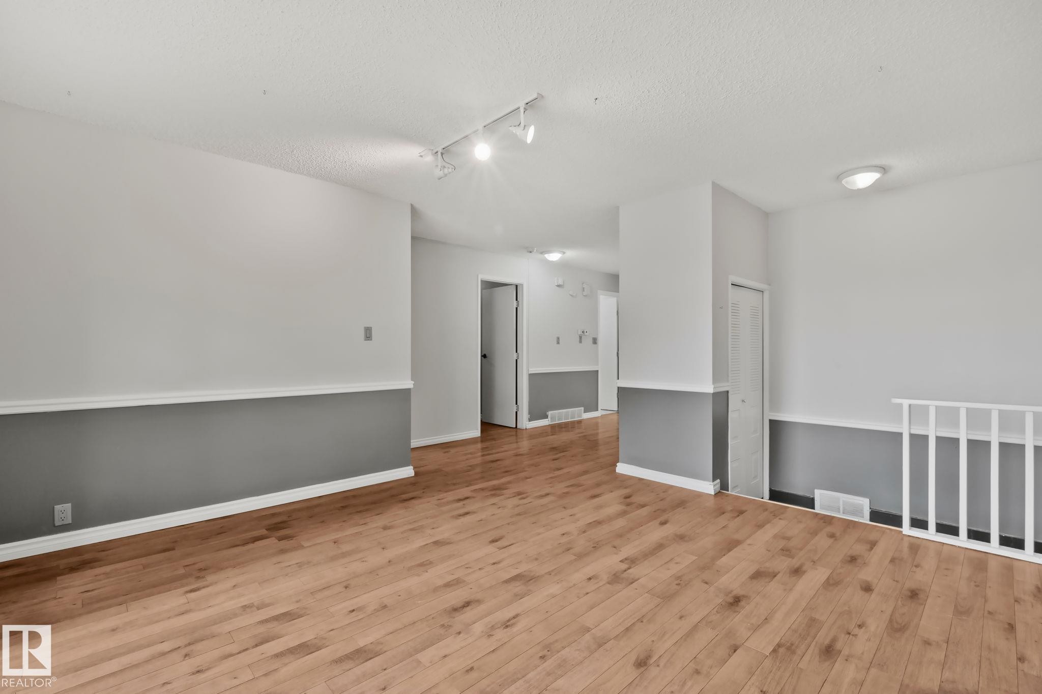 5111 40 Avenue Nw, Edmonton, AB - Indoor Photo Showing Other Room