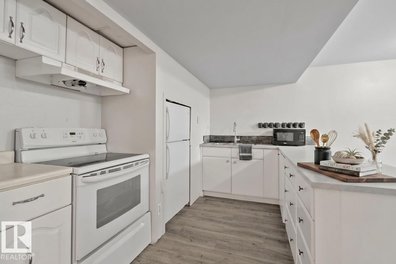 5111 40 Avenue Nw, Edmonton, AB - Indoor Photo Showing Kitchen