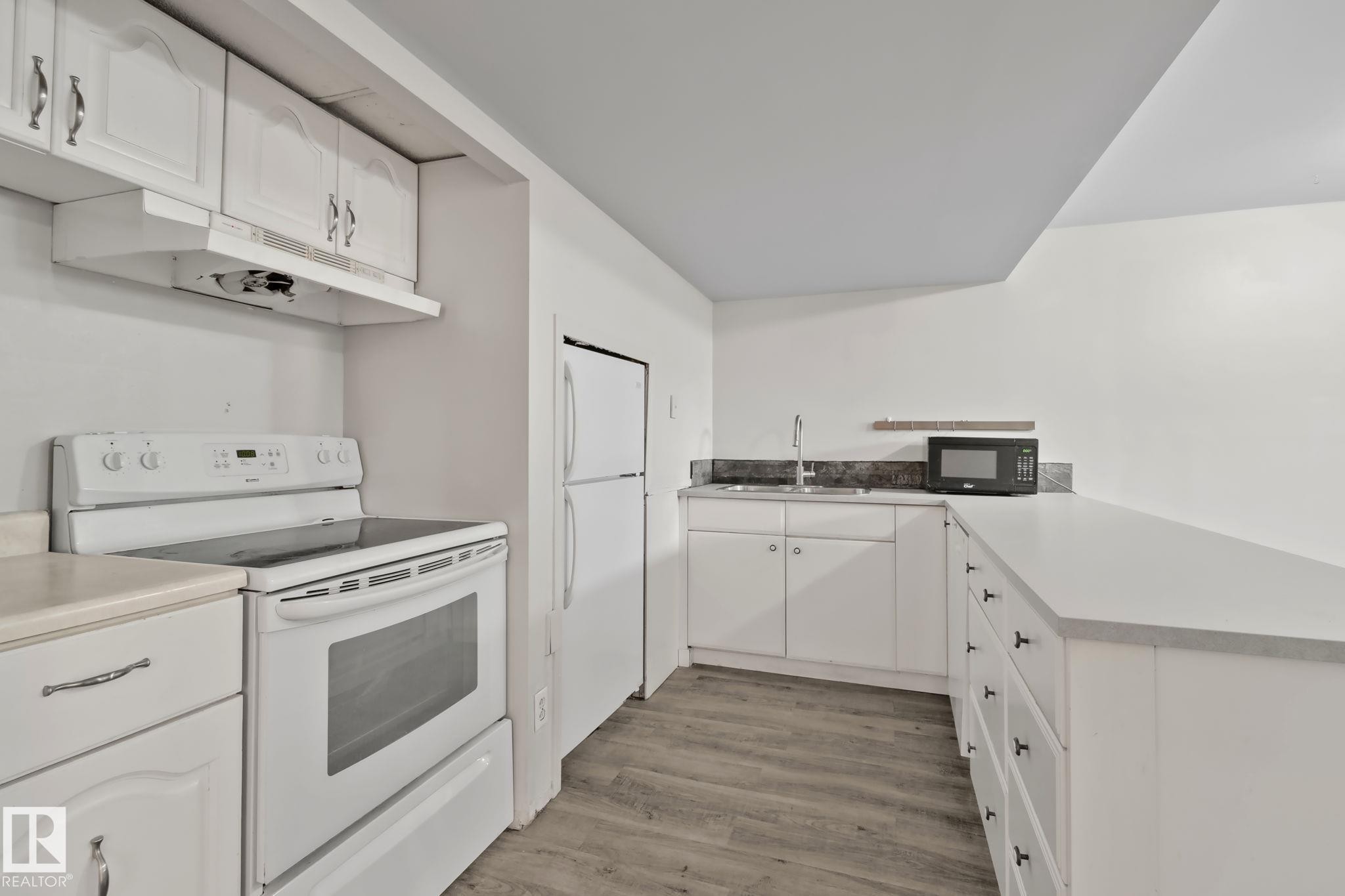 5111 40 Avenue Nw, Edmonton, AB - Indoor Photo Showing Kitchen