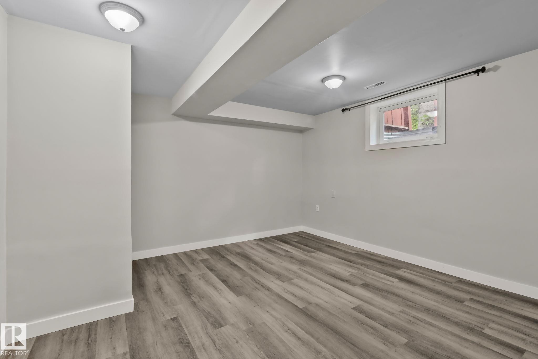 5111 40 Avenue Nw, Edmonton, AB - Indoor Photo Showing Other Room