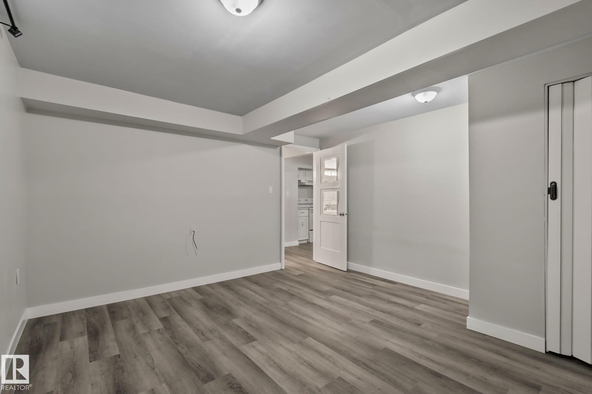 5111 40 Avenue Nw, Edmonton, AB - Indoor Photo Showing Other Room