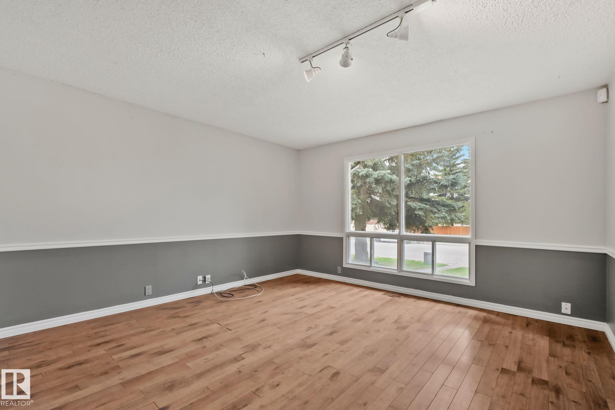 5111 40 Avenue Nw, Edmonton, AB - Indoor Photo Showing Other Room