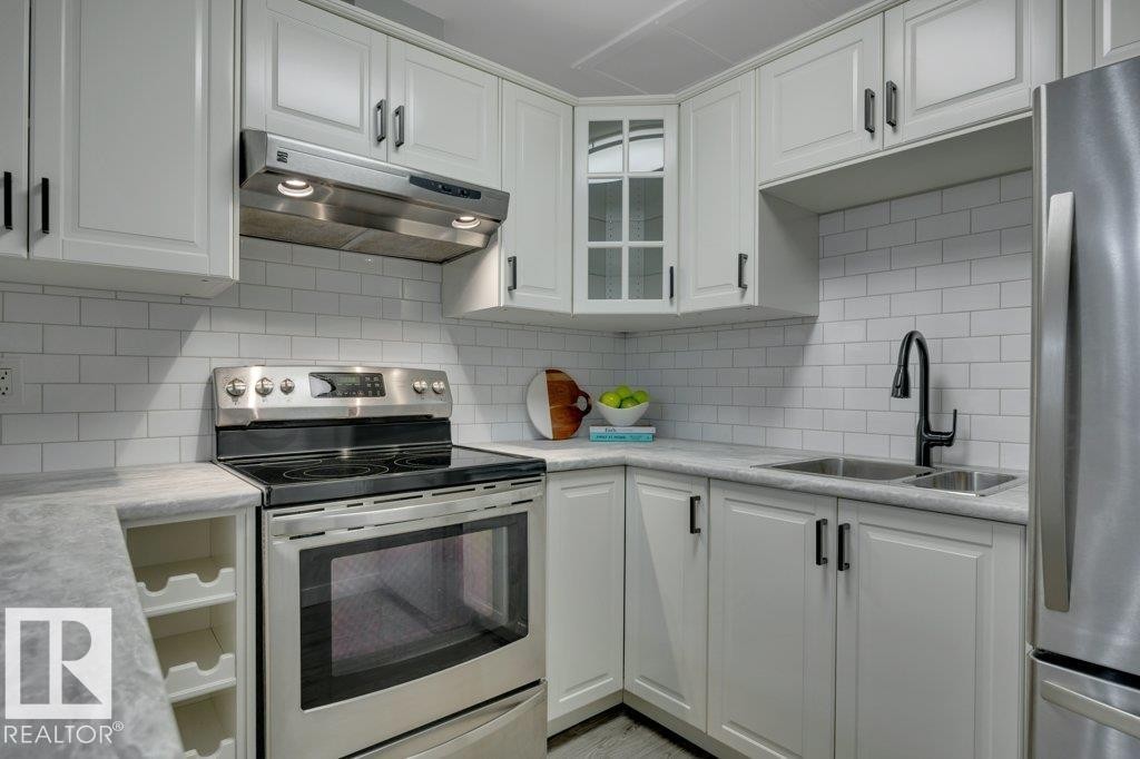 123 Telford Court, Leduc, AB - Indoor Photo Showing Kitchen With Stainless Steel Kitchen With Double Sink With Upgraded Kitchen