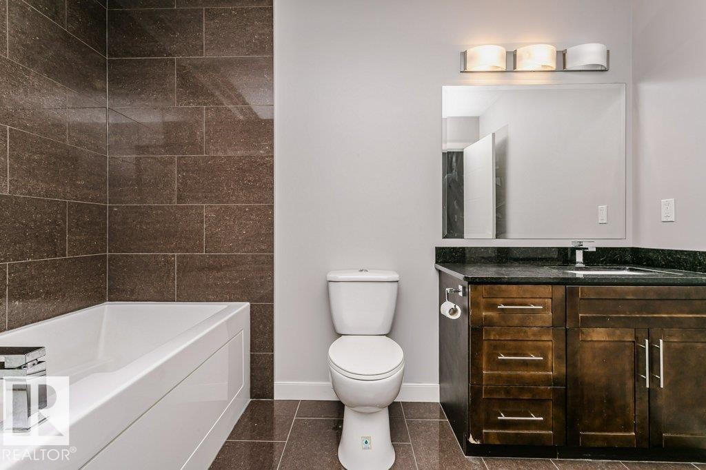 #209 10811 72 Av Nw, Edmonton, AB - Indoor Photo Showing Bathroom