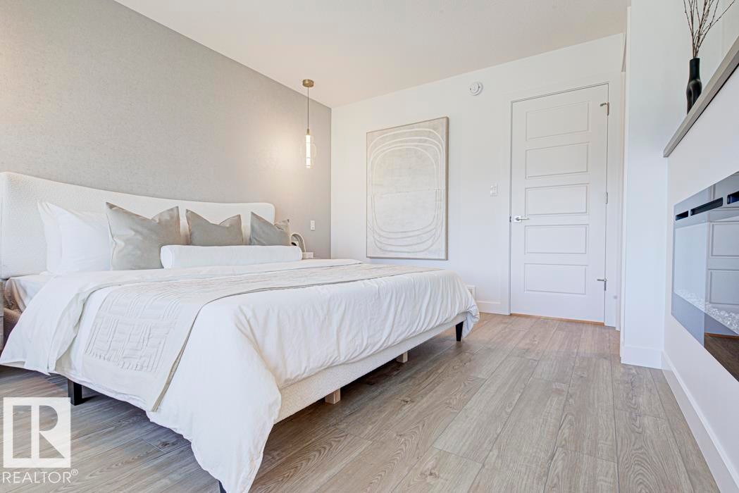 1621 210A Street Nw, Edmonton, AB - Indoor Photo Showing Bedroom