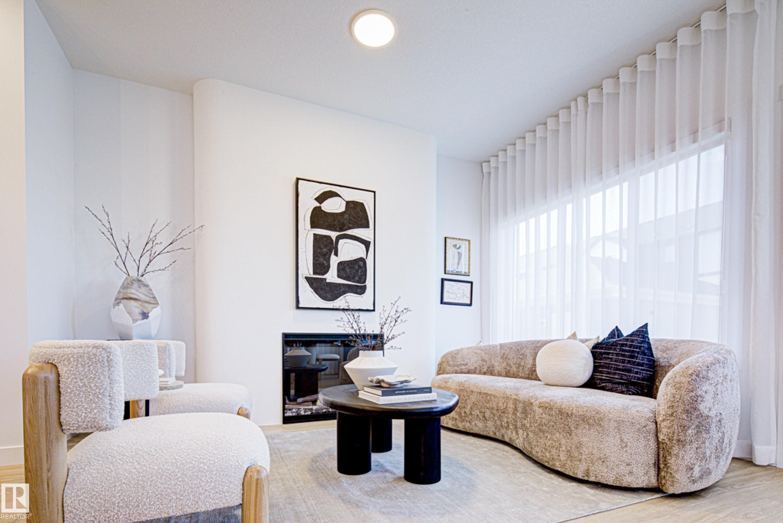 1621 210A Street Nw, Edmonton, AB - Indoor Photo Showing Living Room