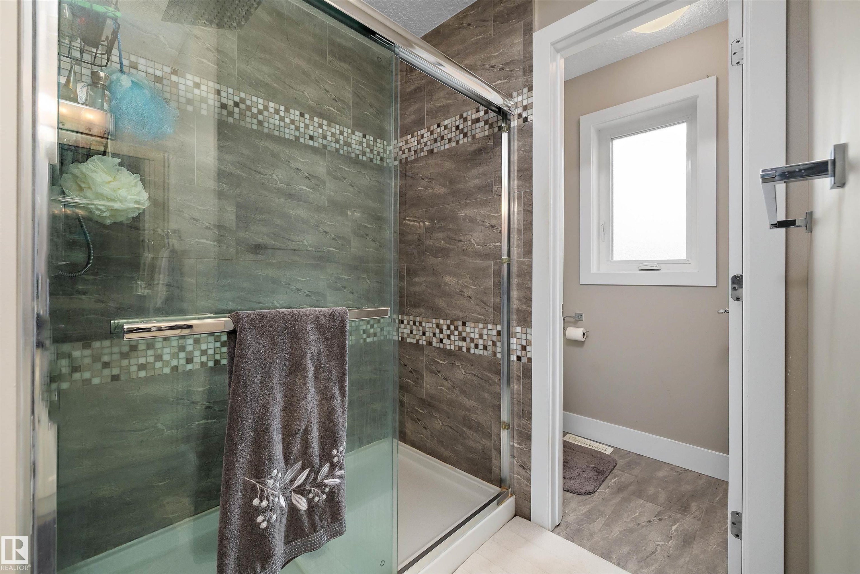 967 175 Street Sw, Edmonton, AB - Indoor Photo Showing Bathroom