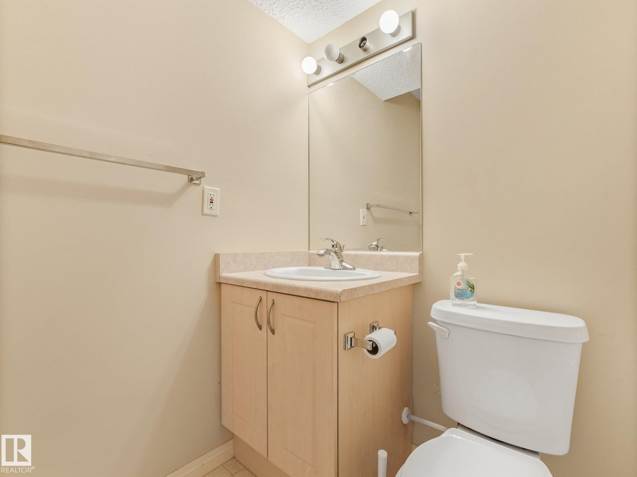 4-piece bathroom - 1142 Barnes Way Sw, Edmonton, AB - Indoor Photo Showing Bathroom