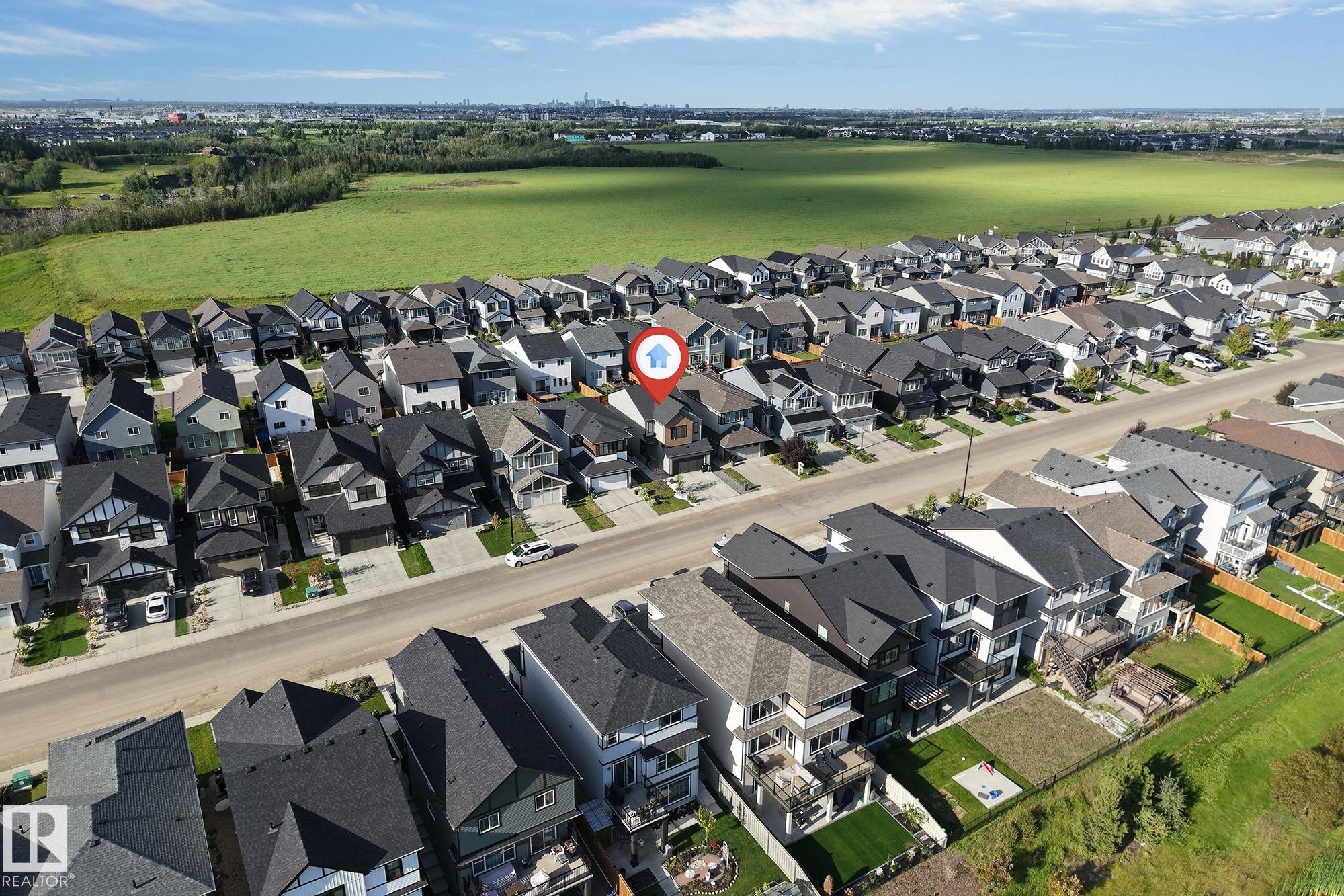 Residential neighborhood with asphalt streets and individual driveways - 3236 Chernowski Way Sw, Edmonton, AB - Outdoor With View